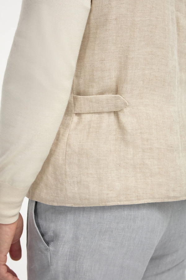Sand Herringbone Reversible Vest, men's beige herringbone vest, elegant and versatile gilet, refined casual and formal wear, breathable and comfortable, gilet réversible à chevrons sable pour hommes, gilet léger et sophistiqué, gilet élégant et respirant, gilet reversibile a spina di pesce color sabbia, gilet raffinato e traspirante, abbigliamento versatile ed elegante.