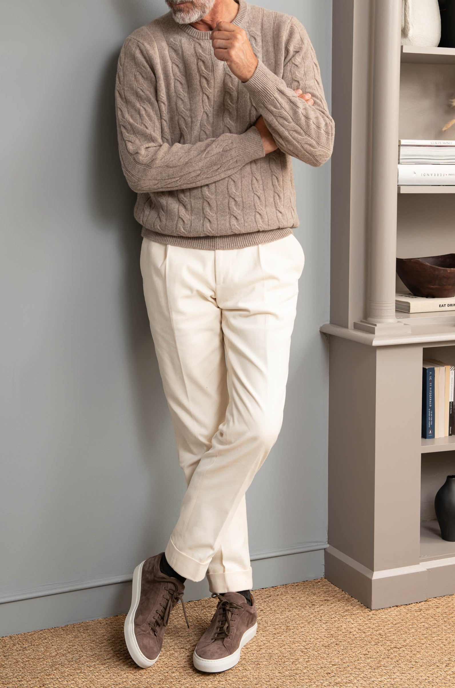 Cable sweater,taupe cable knitwear, wool and cash,mere knitwear, wool sweater, cashmere sweater, taupe cable knit sweater, Maglione a cavi, maglia a cavi taupe, lana e cash, maglieria semplice, maglione di lana, maglione di cashmere, maglione a cavi taupe, Pull en câble, maille en câble bleu taupe, laine et cachemire, maille en câble, pull en laine, pull en cachemire, pull en câble taupe