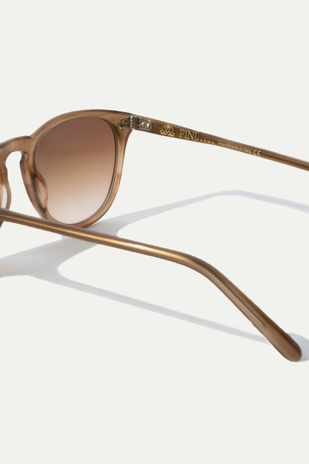 Taupe Capri Sunglasses, men's elegant taupe sunglasses, refined and timeless design, high-quality lenses, lightweight and comfortable, lunettes Capri taupe pour hommes, lunettes de soleil sophistiquées, protection UV et confort optimal, occhiali da sole Capri taupe, design raffinato e senza tempo, lenti di alta qualità, accessorio di classe.