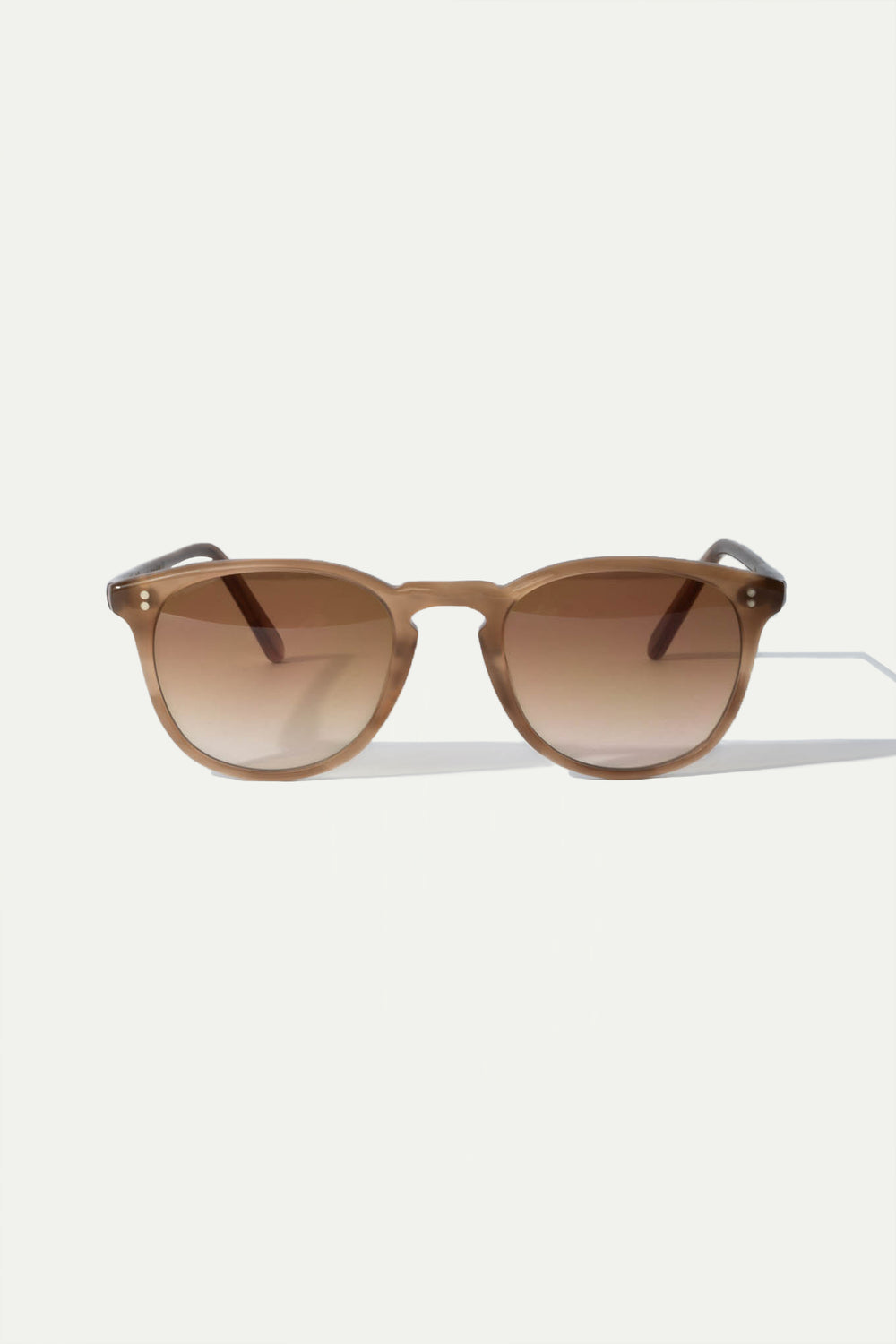 Taupe Capri Sunglasses, men's elegant taupe sunglasses, refined and timeless design, high-quality lenses, lightweight and comfortable, lunettes Capri taupe pour hommes, lunettes de soleil sophistiquées, protection UV et confort optimal, occhiali da sole Capri taupe, design raffinato e senza tempo, lenti di alta qualità, accessorio di classe.