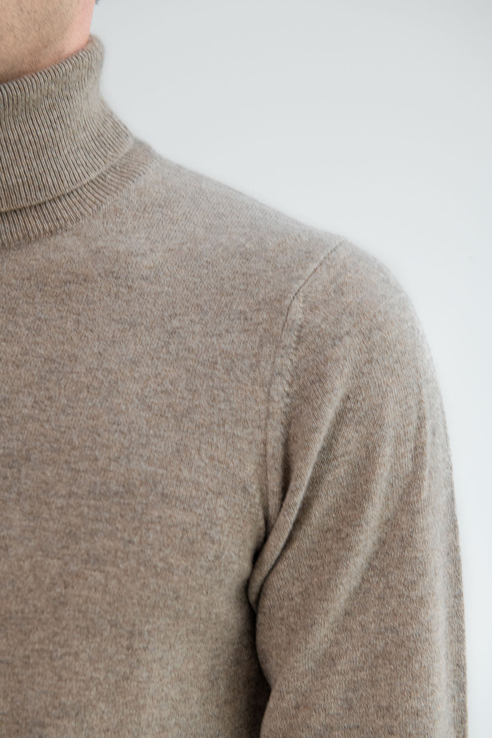 Italian cashmere turtleneck, Taupe turtleneck, italian cashmere, italian turtleneck style, Taupe Turtleneck in 100% cashmere, Col roulé en cachemire italien, Col roulé Taupe, cachemire italien, style col roulé italien, Col roulé taupe en 100% cachemire, Dolcevita in cashmere italiano, Dolcevita taupe, cashmere italiano, stile dolcevita italiano, Dolcevita taupe in 100% cashmere,