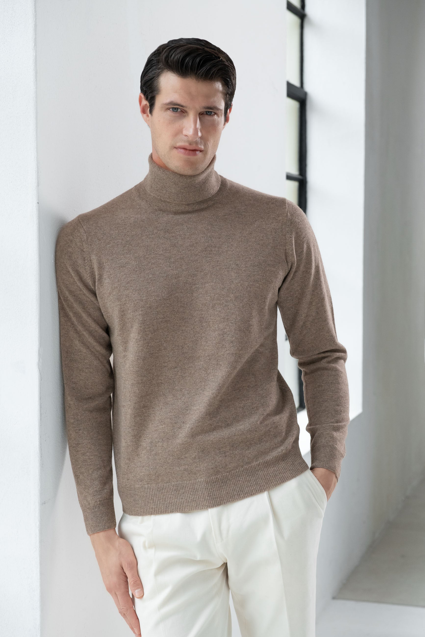 Italian cashmere turtleneck, Taupe turtleneck, italian cashmere, italian turtleneck style, Taupe Turtleneck in 100% cashmere, Col roulé en cachemire italien, Col roulé Taupe, cachemire italien, style col roulé italien, Col roulé taupe en 100% cachemire, Dolcevita in cashmere italiano, Dolcevita taupe, cashmere italiano, stile dolcevita italiano, Dolcevita taupe in 100% cashmere,