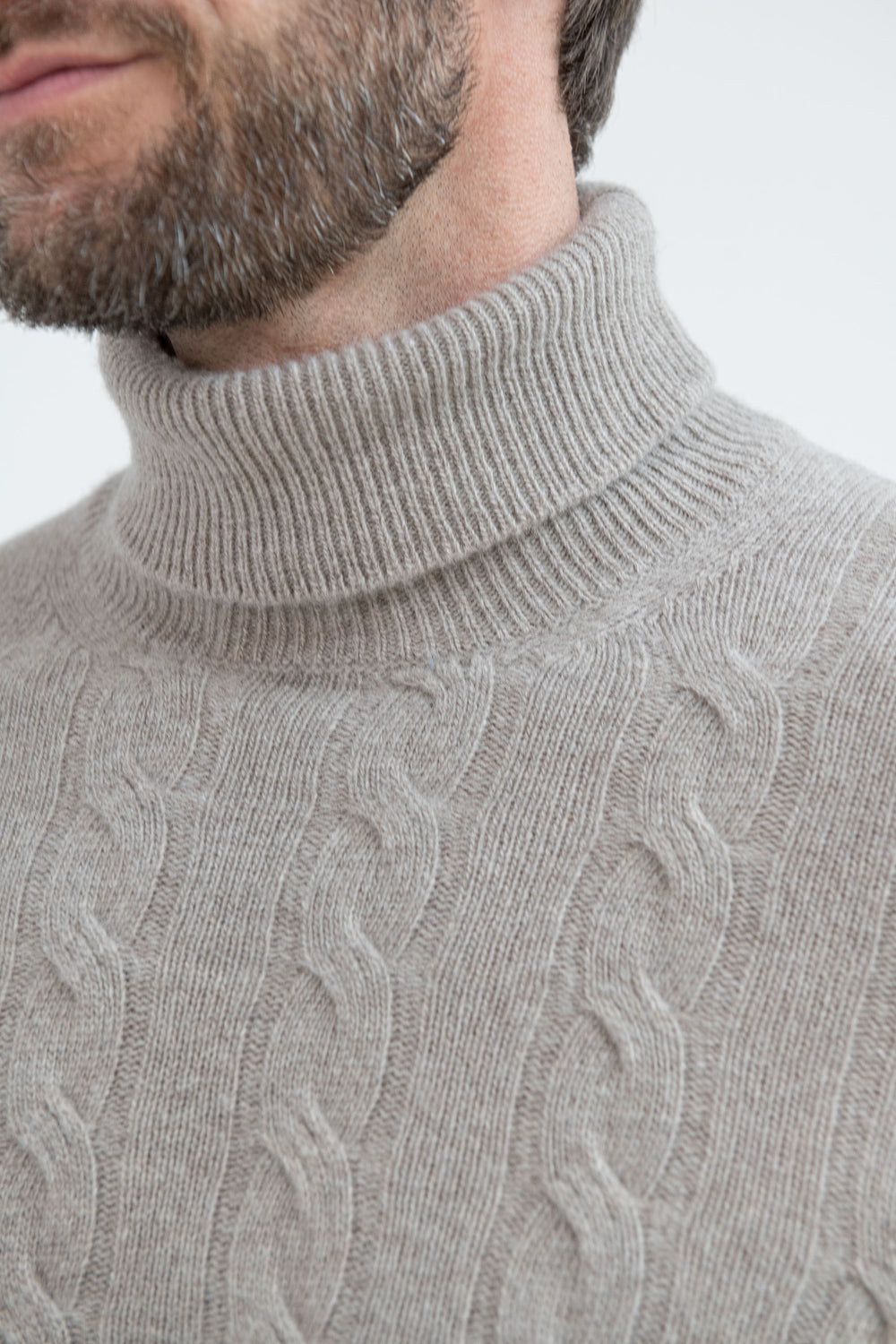 Cable Knit turtleneck in merino wool, italian merino wool sweater, Taupe Cable Knit Turtleneck in italian wool, 100% superfine Super 100 Merino wool turtleneck, Col roulé en laine mérinos, pull italien en laine mérinos, Col roulé taupe en laine italienne, 100% laine mérinos Super 100, Dolcevita in lana merino, maglione italiano in lana merino, Dolcevita taupe in lana italiana, dolcevita in lana Super 100 Merino 100% superfine