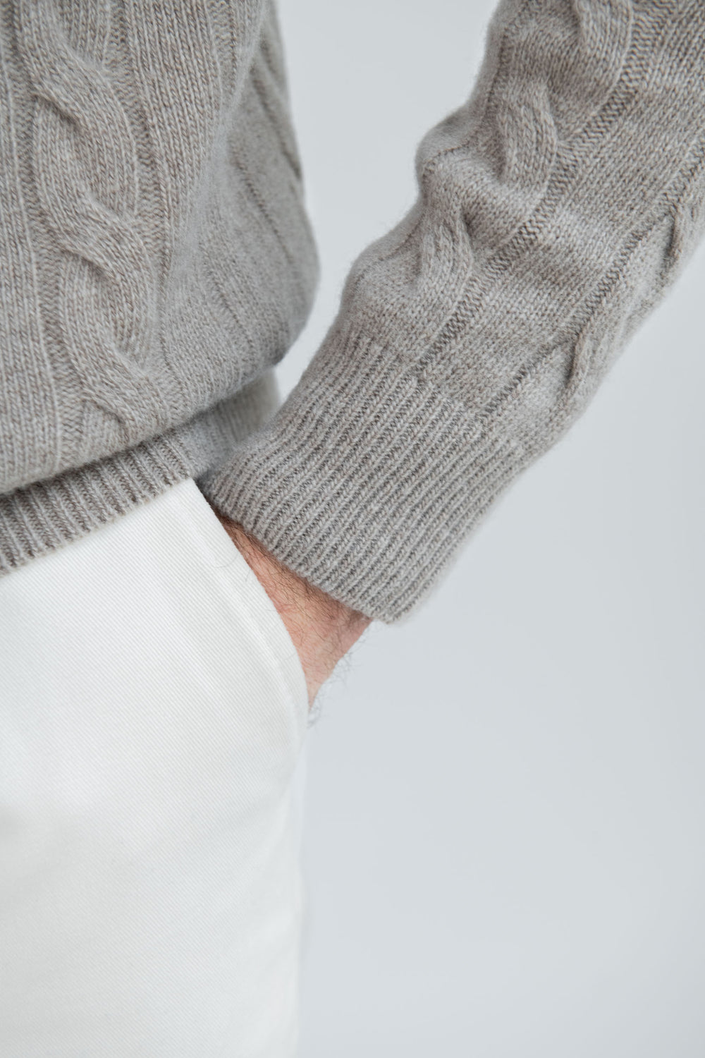 Cable Knit turtleneck in merino wool, italian merino wool sweater, Taupe Cable Knit Turtleneck in italian wool, 100% superfine Super 100 Merino wool turtleneck, Col roulé en laine mérinos, pull italien en laine mérinos, Col roulé taupe en laine italienne, 100% laine mérinos Super 100, Dolcevita in lana merino, maglione italiano in lana merino, Dolcevita taupe in lana italiana, dolcevita in lana Super 100 Merino 100% superfine