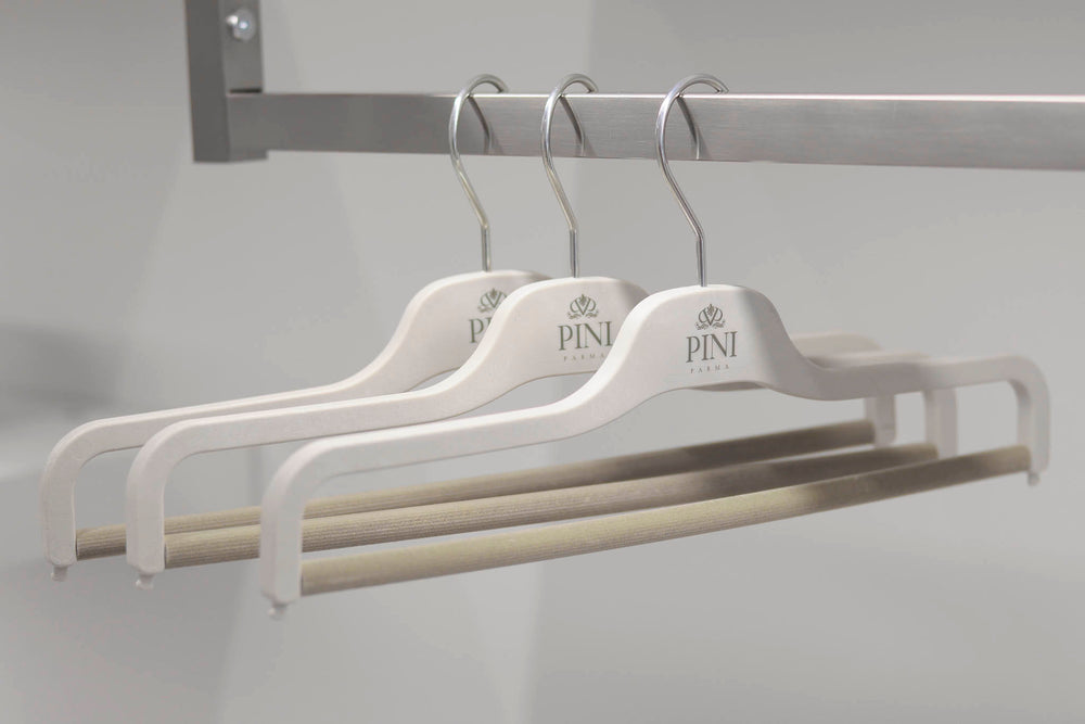 wooden trousers hanger, wooden trouser hanger, wooden trousers hanger, trousers hanger wood, trouser hanger wood, trouser hanger, trousers hanger, men trousers hanger, men trouser hanger, men hanger, cintre pantalon, cintre pour pantalon bois homme, cintre bois, cintre en bois, cintre pour pantalon homme, cintre pour pantalon en bois, cintre pour pantalon