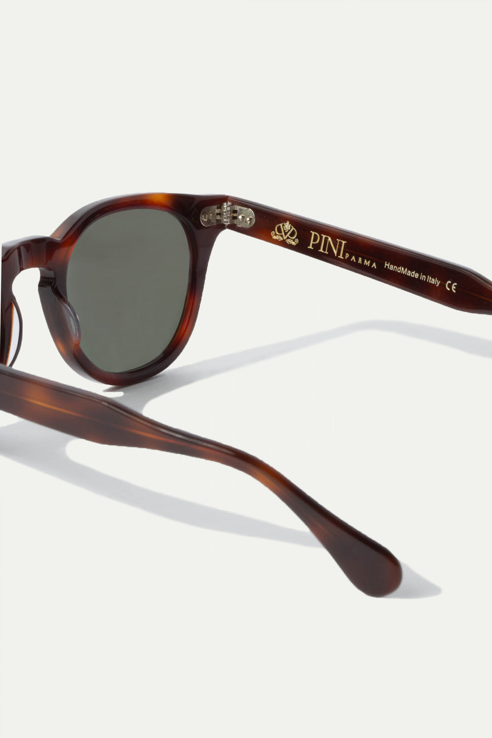 Turtle Amalfi Sunglasses, men's elegant tortoiseshell sunglasses, refined and timeless design, high-quality lenses, lightweight and comfortable, lunettes Amalfi écaille pour hommes, lunettes de soleil sophistiquées, protection UV et confort optimal, occhiali da sole Amalfi tartarugati, design raffinato e senza tempo, lenti di alta qualità, accessorio di classe.