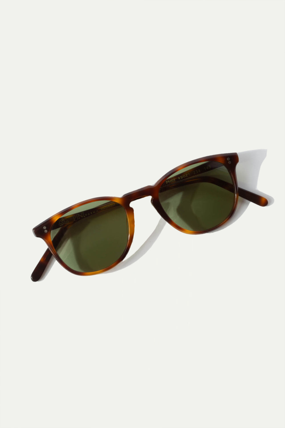 Turtle Capri Sunglasses, men's elegant tortoiseshell sunglasses, refined and timeless design, high-quality lenses, lightweight and comfortable, lunettes Capri écaille pour hommes, lunettes de soleil sophistiquées, protection UV et confort optimal, occhiali da sole Capri tartarugati, design raffinato e senza tempo, lenti di alta qualità, accessorio di classe.