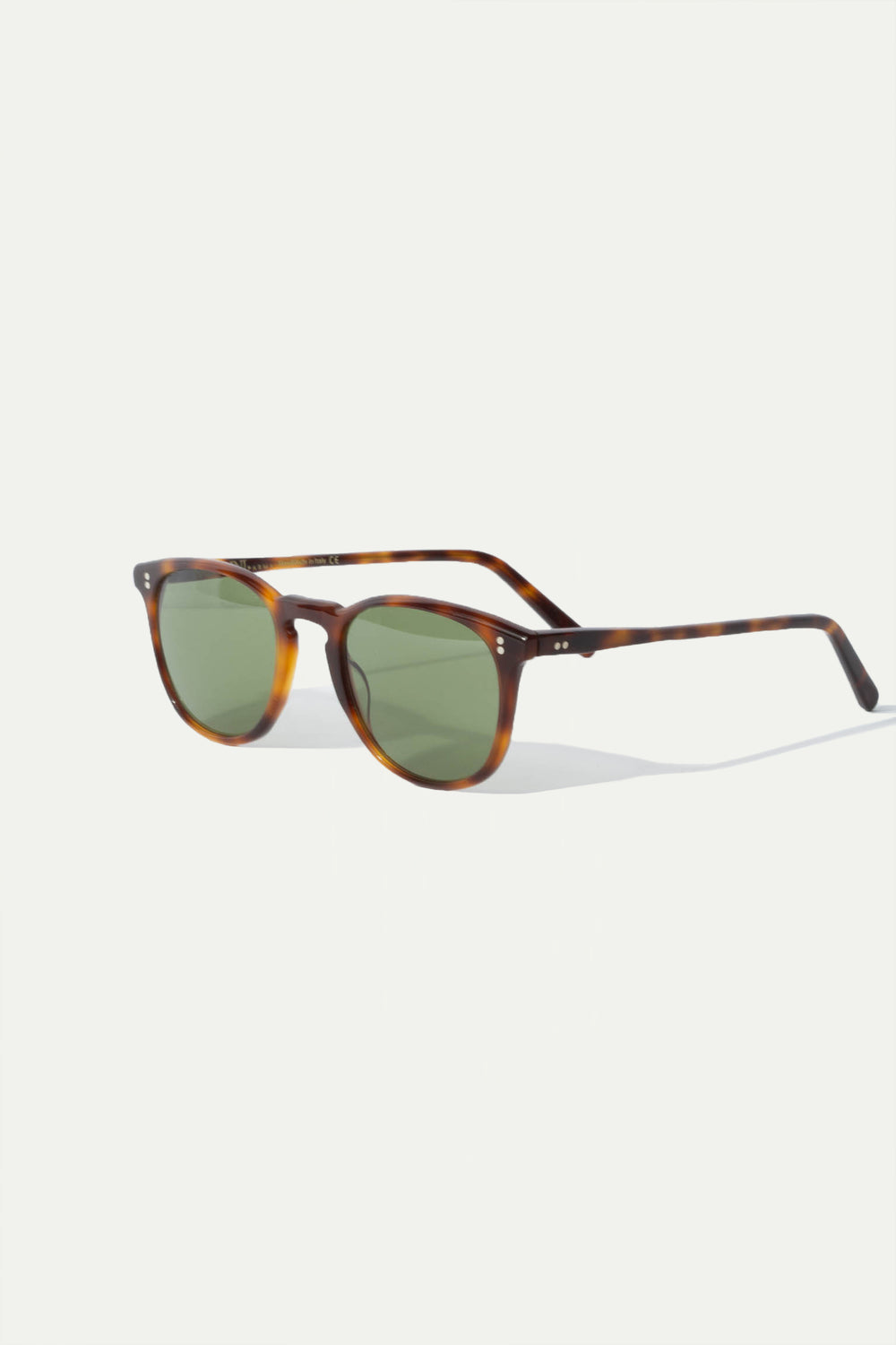 Turtle Capri Sunglasses, men's elegant tortoiseshell sunglasses, refined and timeless design, high-quality lenses, lightweight and comfortable, lunettes Capri écaille pour hommes, lunettes de soleil sophistiquées, protection UV et confort optimal, occhiali da sole Capri tartarugati, design raffinato e senza tempo, lenti di alta qualità, accessorio di classe.