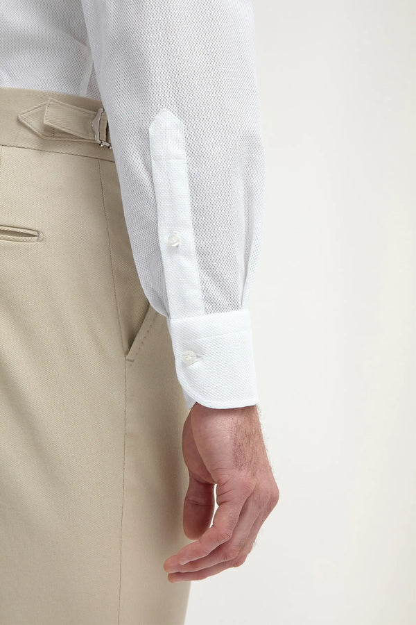 High-end white basketweave shirt, Italian white textured shirt, luxury men’s Giro Inglese weave shirt, premium Italian cotton shirt with one-piece collar, elegant men’s casual shirt, handcrafted Italian shirt, classic white textured shirt, stylish Giro Inglese weave shirt, chemise blanche en tissage natté avec col en une pièce fabriquée en Italie, chemise italienne texturée blanche, chemise de luxe pour homme, chemise élégante en coton italien, camicia bianca in tessuto Giro Inglese con colletto a un pezzo