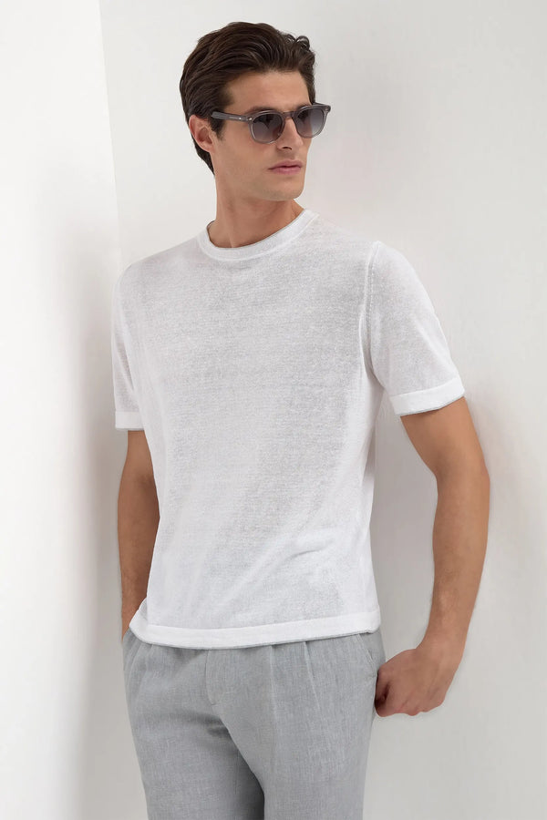 White Linen and Cotton T-Shirt, men's breathable white t-shirt, elegant lightweight summer tee, refined casual wear, soft and comfortable fabric, t-shirt en lin et coton blanc pour hommes, t-shirt estival respirant, t-shirt élégant et sophistiqué, t-shirt in lino e cotone bianco, maglia traspirante e raffinata, abbigliamento casual di classe.