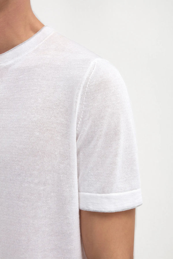 White Linen and Cotton T-Shirt, men's breathable white t-shirt, elegant lightweight summer tee, refined casual wear, soft and comfortable fabric, t-shirt en lin et coton blanc pour hommes, t-shirt estival respirant, t-shirt élégant et sophistiqué, t-shirt in lino e cotone bianco, maglia traspirante e raffinata, abbigliamento casual di classe.