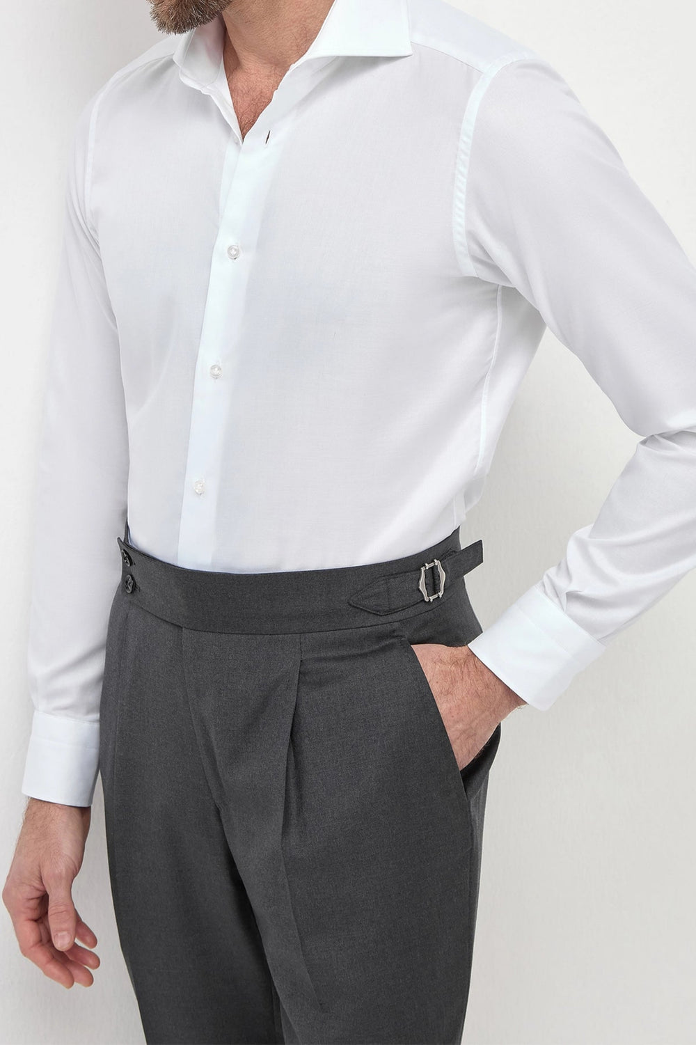 High-end white shirt, Italian white dress shirt, luxury men’s white shirt, premium Italian cotton shirt, elegant men’s formal shirt, handcrafted Italian shirt, classic white shirt, Italian designer shirt, men’s luxury white shirt, chemise blanche de luxe fabriquée en Italie, chemise formelle italienne, chemise élégante en coton italien, camicia bianca di lusso fatta in Italia, camicia elegante in cotone italiano, camicia formale italiana