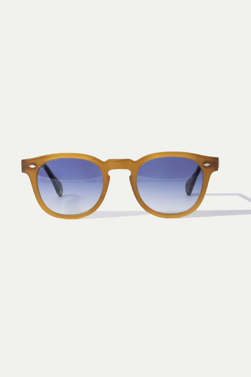 Yellow Amalfi Sunglasses, men's elegant yellow sunglasses, refined and timeless design, high-quality lenses, lightweight and comfortable, lunettes Amalfi jaunes pour hommes, lunettes de soleil sophistiquées, protection UV et confort optimal, occhiali da sole Amalfi gialli, design raffinato e senza tempo, lenti di alta qualità, accessorio di classe.