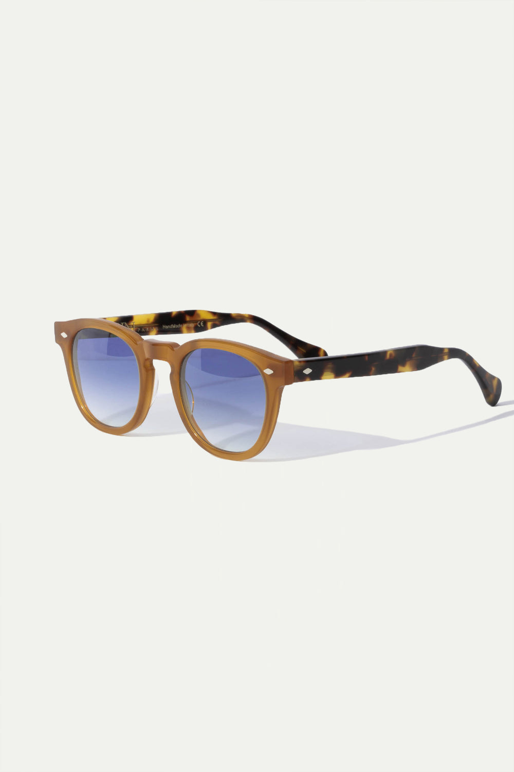 Yellow Amalfi Sunglasses, men's elegant yellow sunglasses, refined and timeless design, high-quality lenses, lightweight and comfortable, lunettes Amalfi jaunes pour hommes, lunettes de soleil sophistiquées, protection UV et confort optimal, occhiali da sole Amalfi gialli, design raffinato e senza tempo, lenti di alta qualità, accessorio di classe.