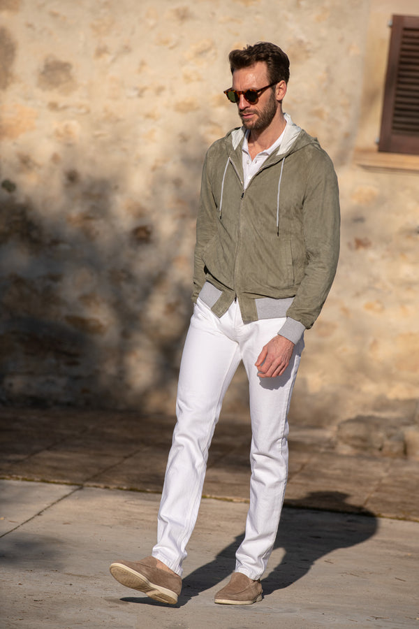 Bomber con cappuccio in camoscio salvia – Made in Italy
