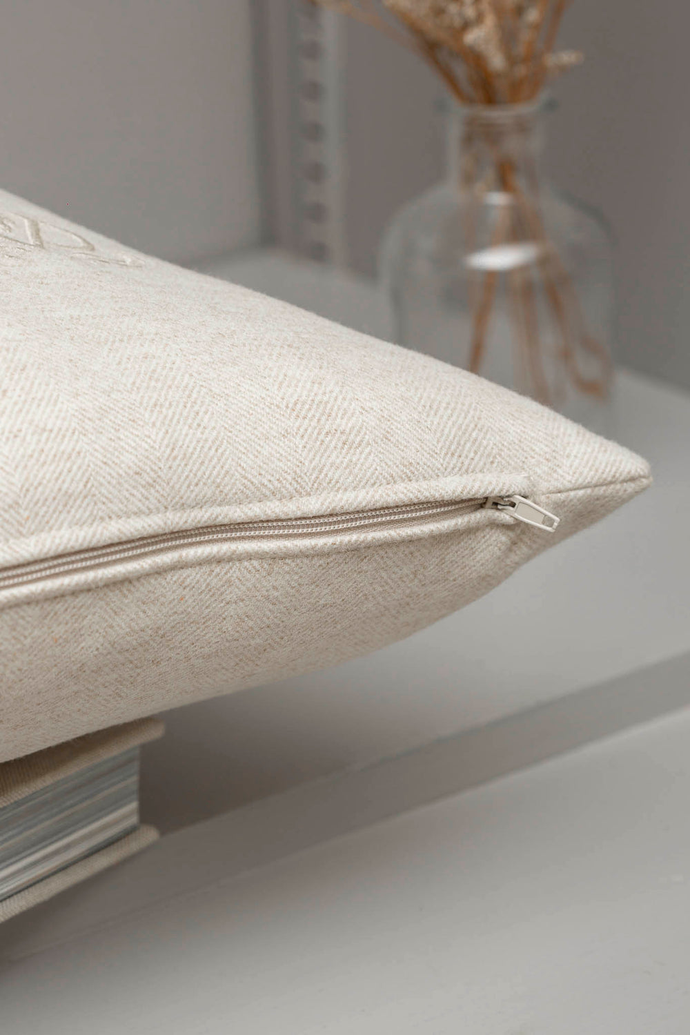Cuscino beige in lana a spina di pesce - Made in Italy