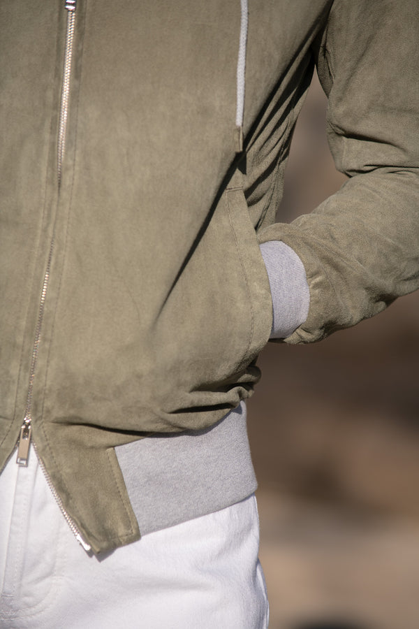 Bomber con cappuccio in camoscio salvia – Made in Italy