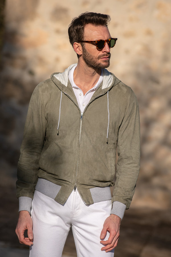 Bomber con cappuccio in camoscio salvia – Made in Italy