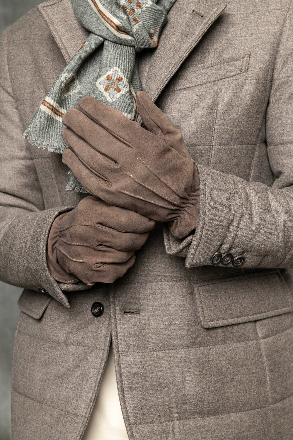 Cashmere deerskin gloves, taupe cashmere gloves, italian cashmere gloves, italian cashmere. Taupe gloves, Guanti in cashmere, guanti in cashmere taupe, guanti in cashmere italiano, guanti in cashmere italiano. Guanti taupe, Gants cachemire en peau de daim, gants cachemire taupe, gants cachemire italiens, cachemire italien. Gants taupe,