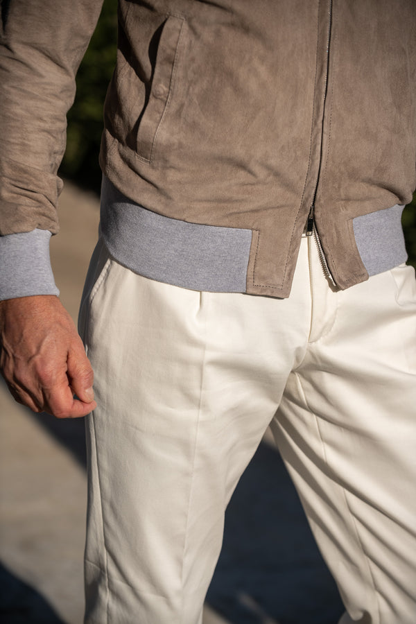 Bomber taupe in camoscio con cappuccio – Made in Italy