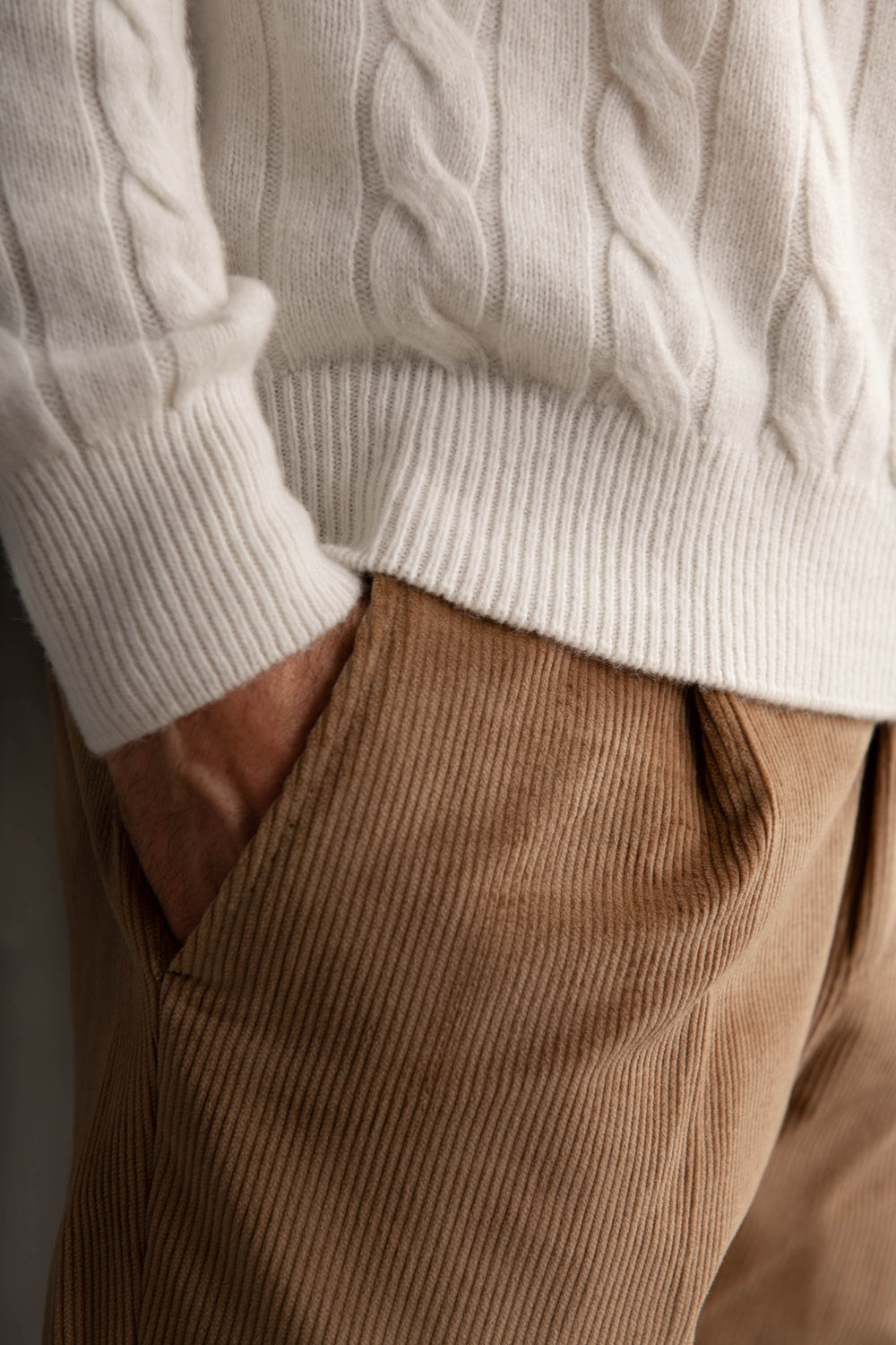 Cable sweater,white cable knitwear, wool and cash,mere knitwear, wool sweater, cashmere sweater, white cable knit sweater, Maglione a cavi, maglia a cavi bianca, lana e cash, maglieria semplice, maglione di lana, maglione di cashmere, maglione a cavi bianca, Pull en câble, maille en câble blanche, laine et cachemire, maille en câble, pull en laine, pull en cachemire, pull en câble blanche