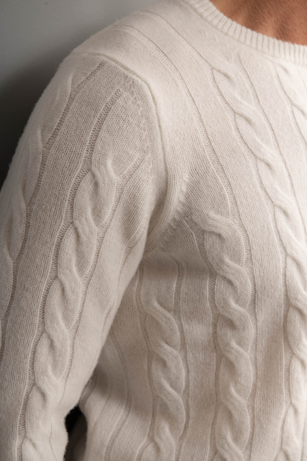 Cable sweater,white cable knitwear, wool and cash,mere knitwear, wool sweater, cashmere sweater, white cable knit sweater, Maglione a cavi, maglia a cavi bianca, lana e cash, maglieria semplice, maglione di lana, maglione di cashmere, maglione a cavi bianca, Pull en câble, maille en câble blanche, laine et cachemire, maille en câble, pull en laine, pull en cachemire, pull en câble blanche