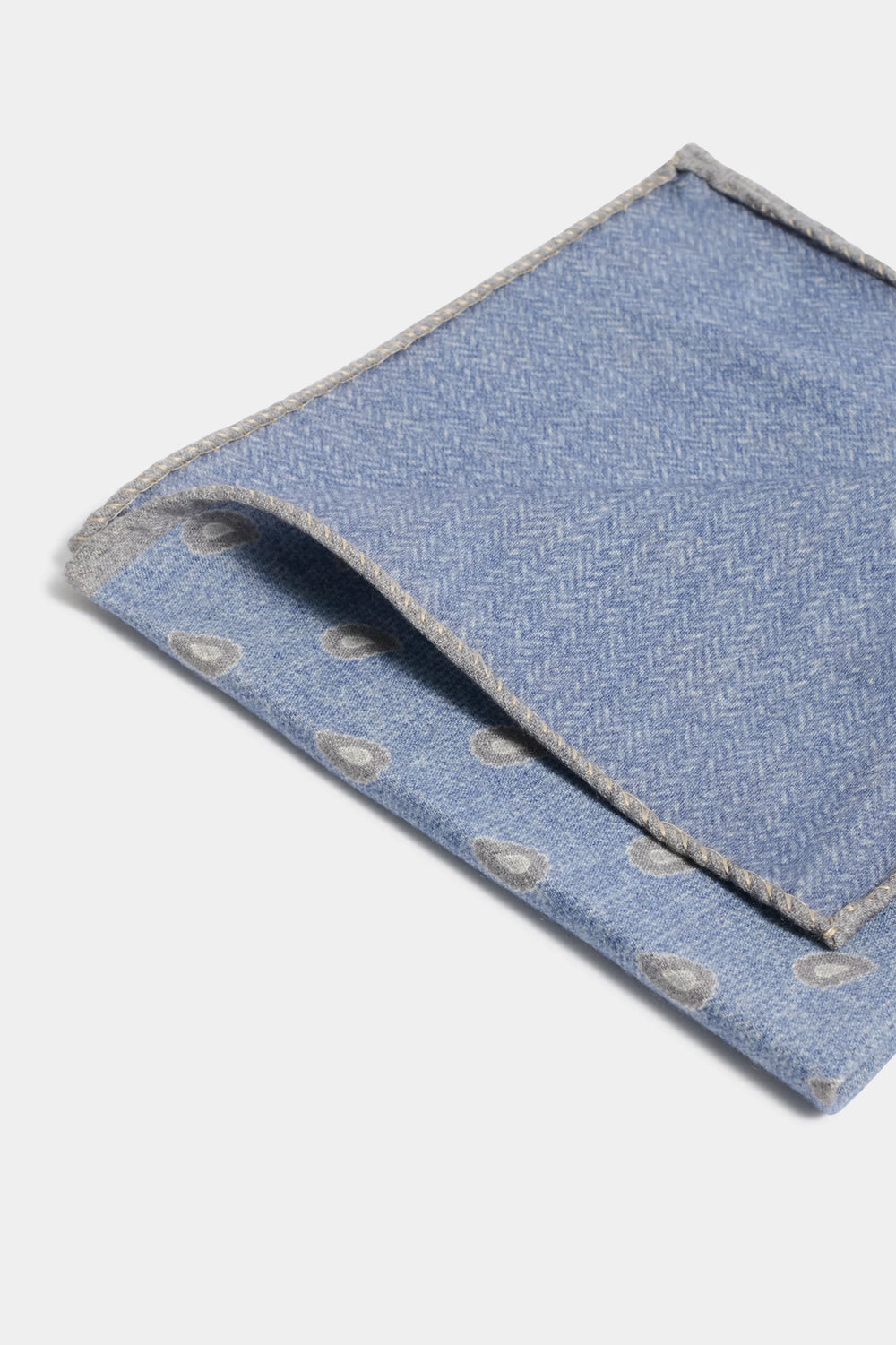 avio blue paisley pocket square, men's paisley pocket square, italian pocket square, blue silk pocket square, luxury men's pocket square, elegant men's pocket square, refined paisley pocket square, tailored avio blue pocket square, premium italian pocket square, sophisticated men's pocket square, timeless italian pocket square