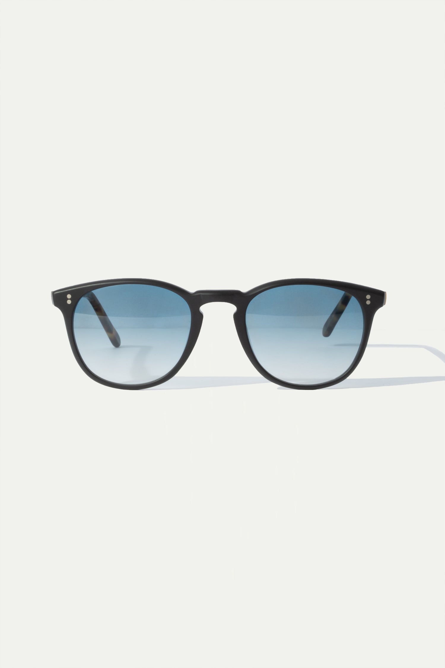 Black Capri Sunglasses, men's elegant black sunglasses, refined and timeless design, high-quality lenses, lightweight and comfortable, lunettes Capri noires pour hommes, lunettes de soleil sophistiquées, protection UV et confort optimal, occhiali da sole Capri neri, design raffinato e senza tempo, lenti di alta qualità, accessorio di classe.