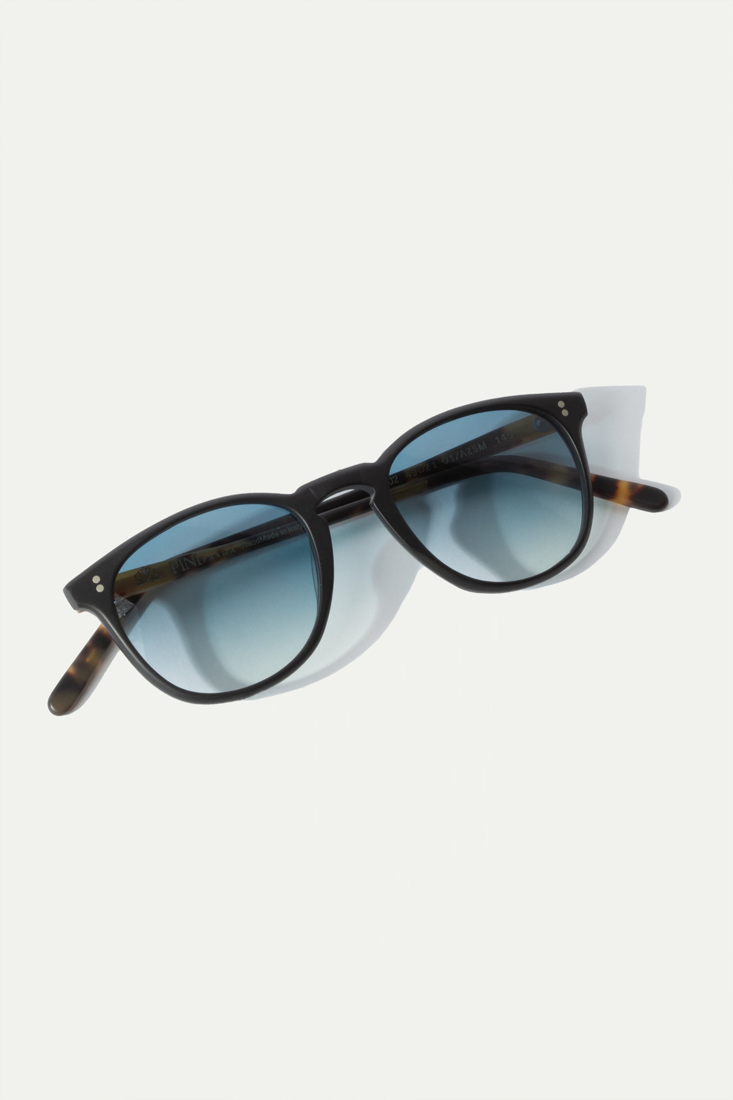 Black Capri Sunglasses, men's elegant black sunglasses, refined and timeless design, high-quality lenses, lightweight and comfortable, lunettes Capri noires pour hommes, lunettes de soleil sophistiquées, protection UV et confort optimal, occhiali da sole Capri neri, design raffinato e senza tempo, lenti di alta qualità, accessorio di classe.