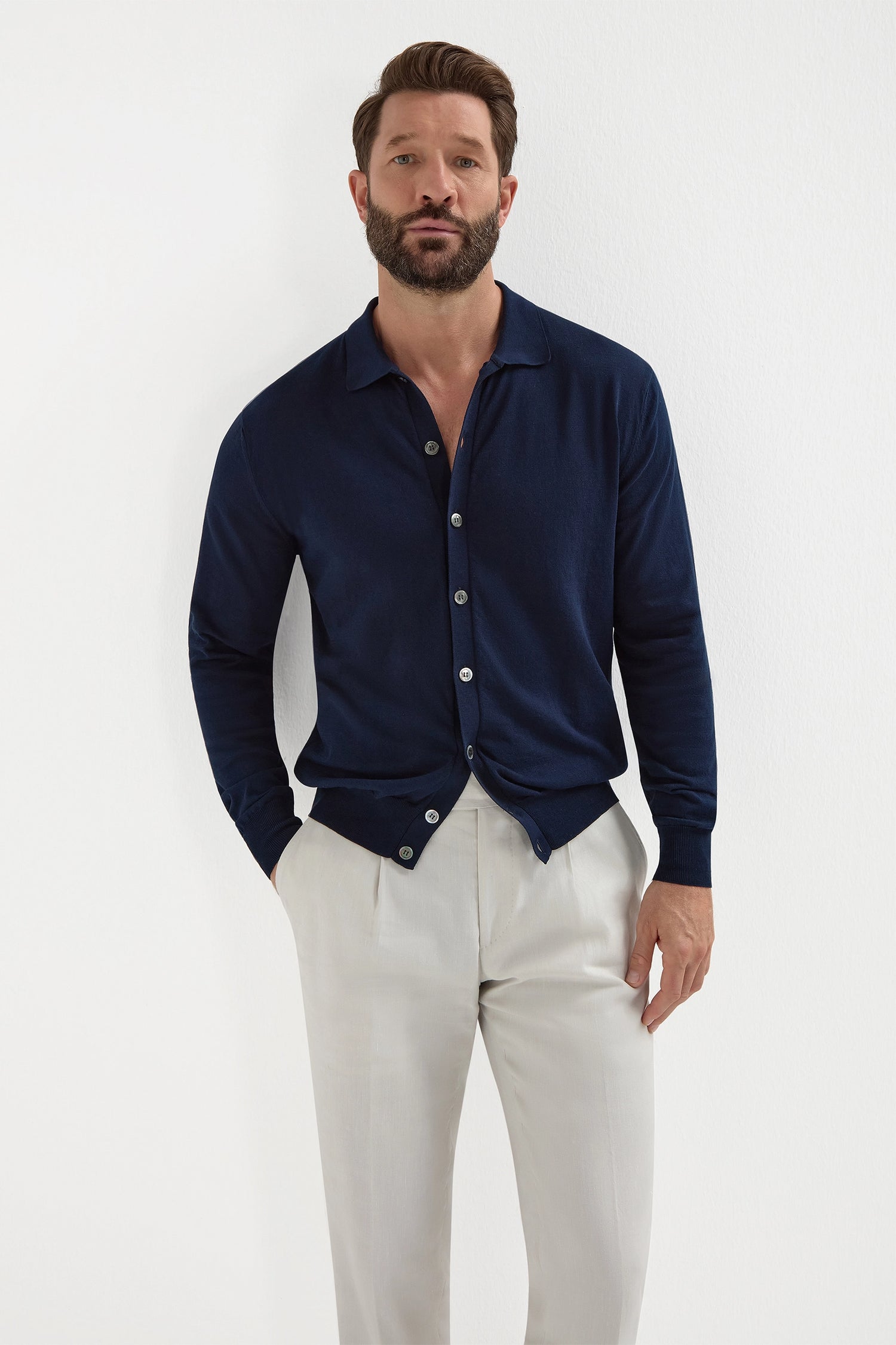 Blue Polo Cardigan, men's blue knit cardigan, elegant buttoned polo cardigan, lightweight breathable knitwear, refined casual layering, cardigan polo bleu pour hommes, cardigan élégant en maille, veste légère et respirante, cardigan polo blu, maglia raffinata e traspirante, abbigliamento casual elegante.
