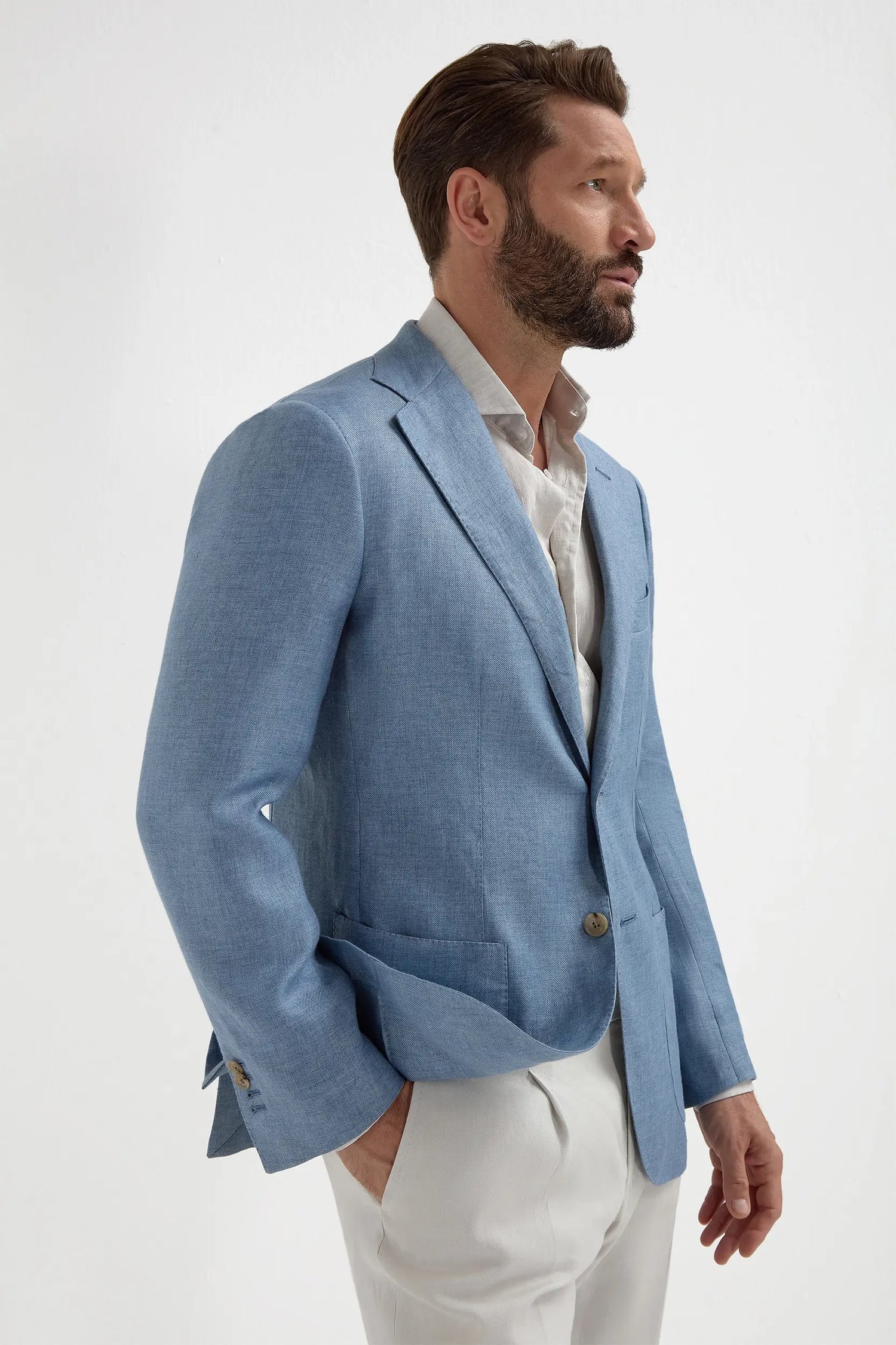Light Blue Linen Jacket, men's light blue blazer, elegant linen jacket, breathable summer jacket, casual yet refined blazer, veste en lin bleu clair pour hommes, veste élégante en lin, veste respirante d'été, giacca azzurro chiaro in lino, giacca elegante estiva, blazer traspirante in lino.