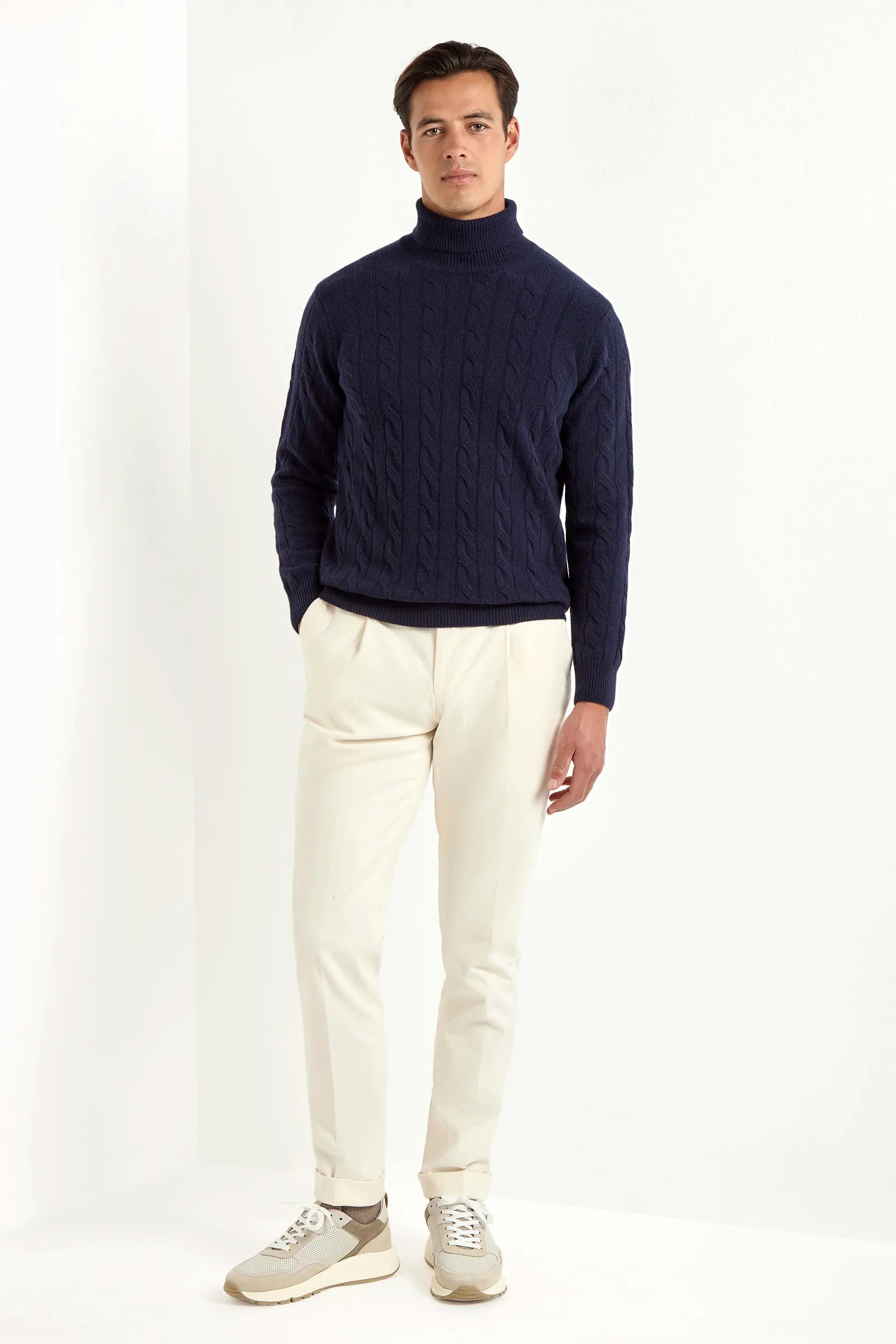 Cable Knit turtleneck in merino wool, italian merino wool sweater, Blue Cable Knit Turtleneck in italian wool, &nbsp;100% superfine Super 100 Merino wool turtleneck, Col roulé en laine mérinos, pull italien en laine mérinos, Col roulé en laine italienne, 100% laine mérinos Super 100, Dolcevita in lana merino, maglione italiano in lana merino, Dolcevita blu in lana italiana, dolcevita in lana Super 100 Merino 100% superfine