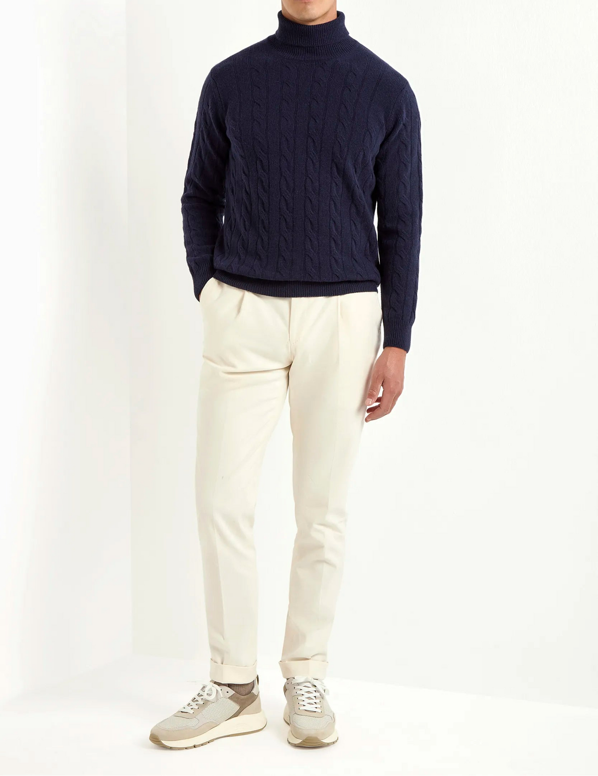 Cable Knit turtleneck in merino wool, italian merino wool sweater, Blue Cable Knit Turtleneck in italian wool, &nbsp;100% superfine Super 100 Merino wool turtleneck, Col roulé en laine mérinos, pull italien en laine mérinos, Col roulé en laine italienne, 100% laine mérinos Super 100, Dolcevita in lana merino, maglione italiano in lana merino, Dolcevita blu in lana italiana, dolcevita in lana Super 100 Merino 100% superfine