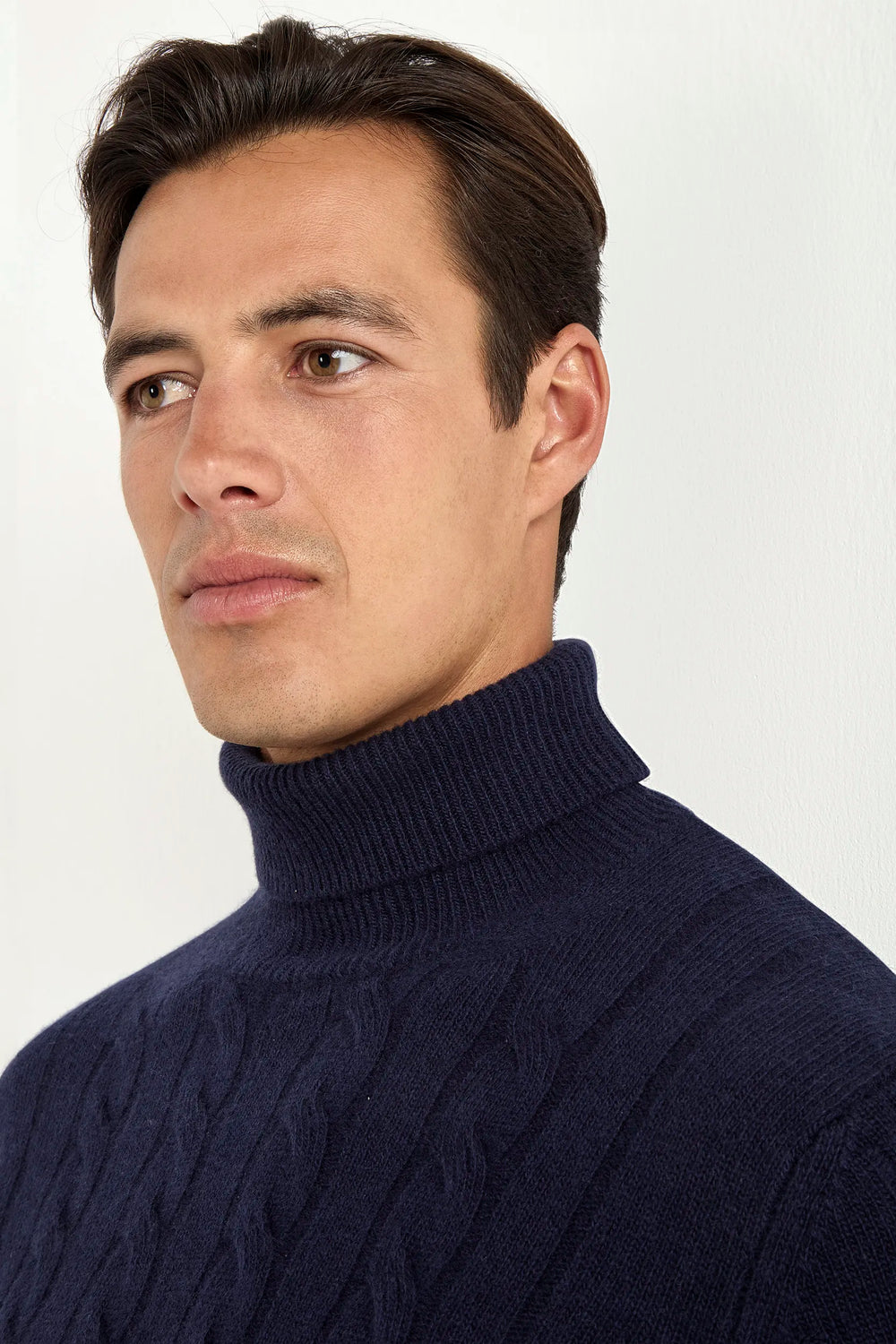 Cable Knit turtleneck in merino wool, italian merino wool sweater, Blue Cable Knit Turtleneck in italian wool, &nbsp;100% superfine Super 100 Merino wool turtleneck, Col roulé en laine mérinos, pull italien en laine mérinos, Col roulé en laine italienne, 100% laine mérinos Super 100, Dolcevita in lana merino, maglione italiano in lana merino, Dolcevita blu in lana italiana, dolcevita in lana Super 100 Merino 100% superfine