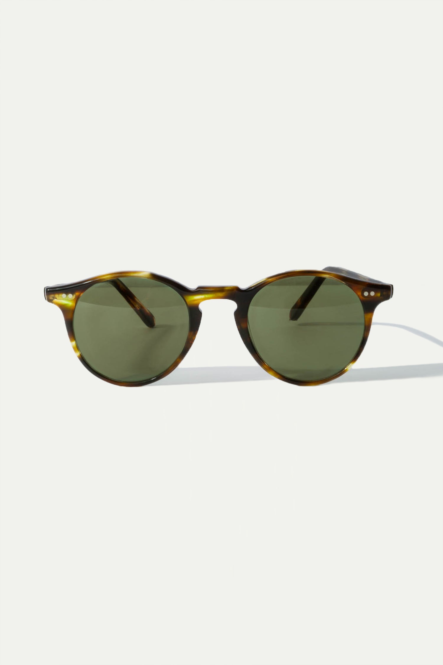 Turtle Portofino Sunglasses, men's elegant tortoiseshell sunglasses, refined and timeless design, high-quality lenses, lightweight and comfortable, lunettes Portofino écaille pour hommes, lunettes de soleil sophistiquées, protection UV et confort optimal, occhiali da sole Portofino tartarugati, design raffinato e senza tempo, lenti di alta qualità, accessorio di classe.