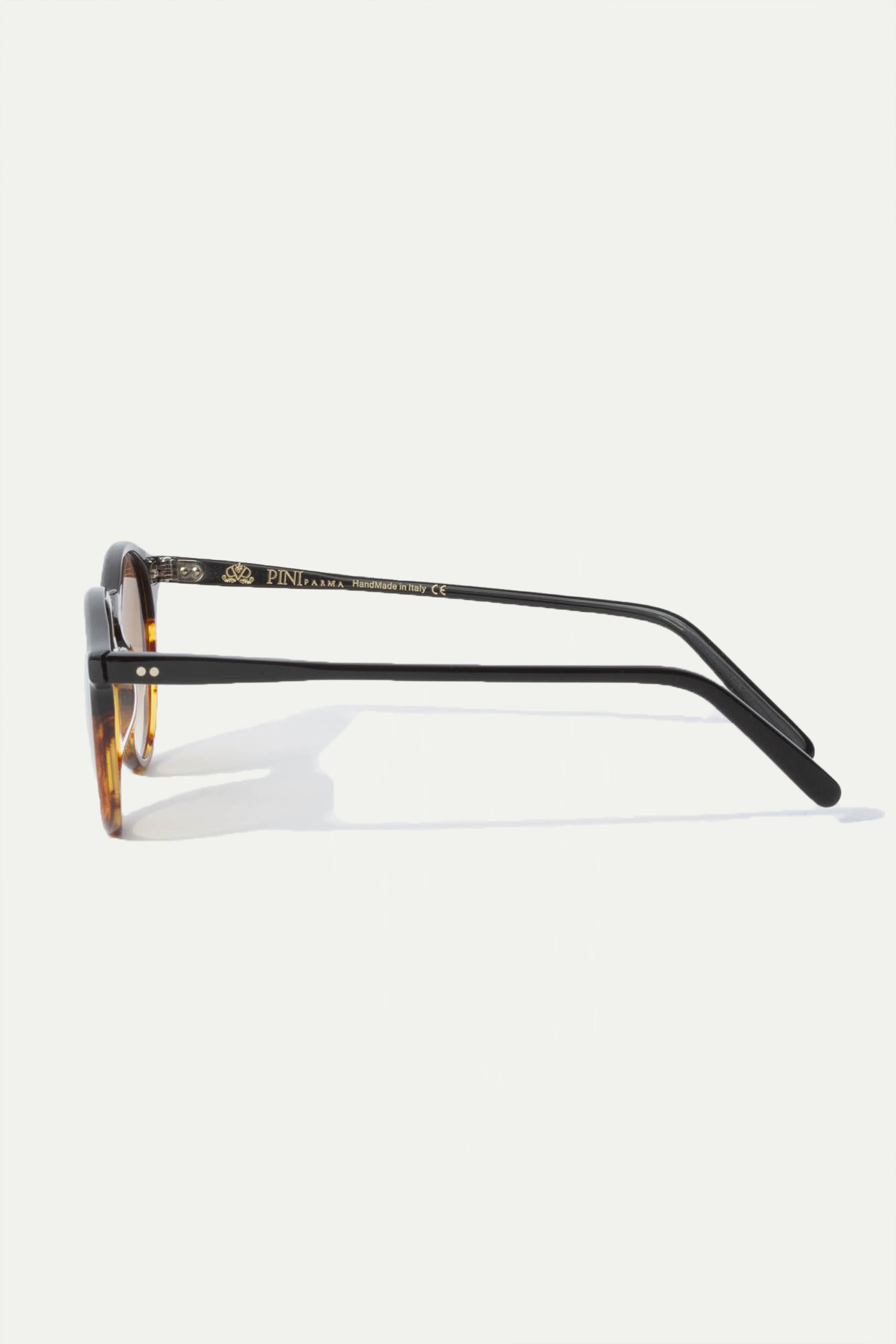 Brown Portofino Sunglasses, men's elegant brown sunglasses, refined and timeless design, high-quality lenses, lightweight and comfortable, lunettes Portofino marron pour hommes, lunettes de soleil sophistiquées, protection UV et confort optimal, occhiali da sole Portofino marroni, design raffinato e senza tempo, lenti di alta qualità, accessorio di classe.