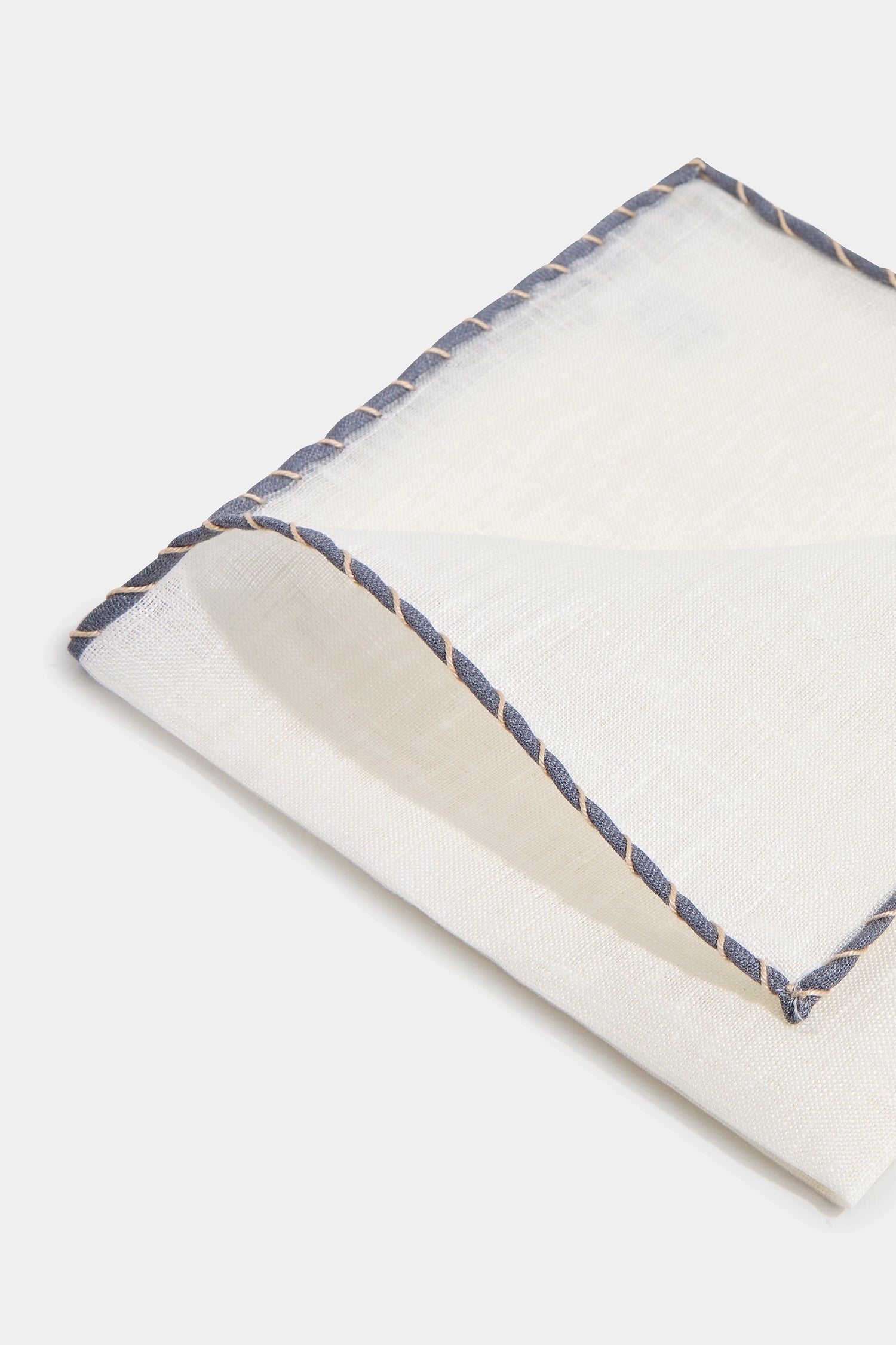 White Linen Pocket Square with Grey and Beige Edges, men's white pocket square, elegant linen handkerchief with neutral accents, formal white pocket square, breathable linen accessory, pochette en lin blanche avec bords gris et beige, pochette élégante en lin pour hommes, accessoire formel en lin blanc, fazzoletto da taschino bianco in lino con bordi grigi e beige, fazzoletto elegante bianco, accessorio formale in lino con dettagli neutri.