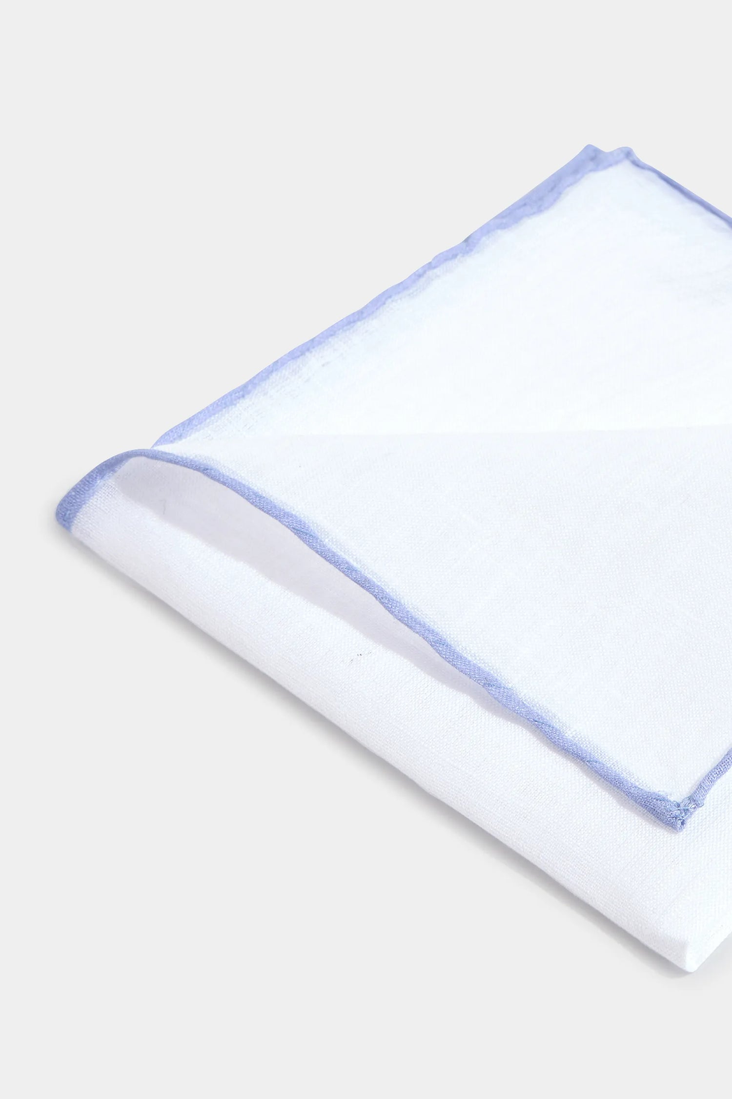 White/Light Blue Linen Pocket Square, men's white and light blue pocket square, elegant linen handkerchief, formal white/light blue pocket square, breathable linen accessory, pochette en lin blanche et bleu clair pour hommes, pochette élégante en lin, accessoire formel en lin blanc et bleu clair, fazzoletto da taschino bianco/azzurro in lino, fazzoletto elegante bianco e azzurro, accessorio formale in lino bicolore.