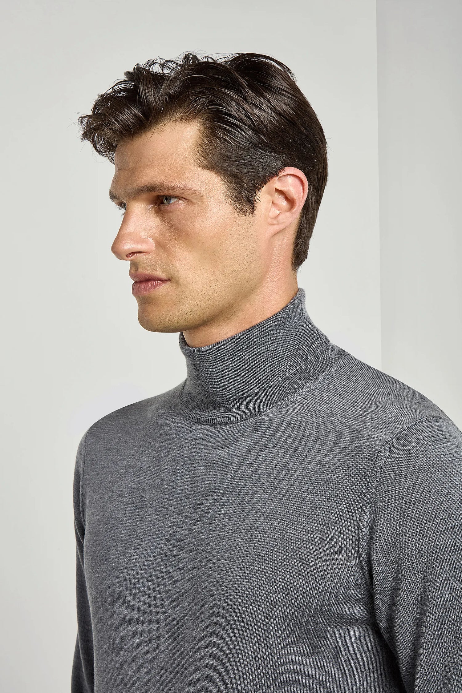Col roulé anthracite en mérinos – Made in Italy