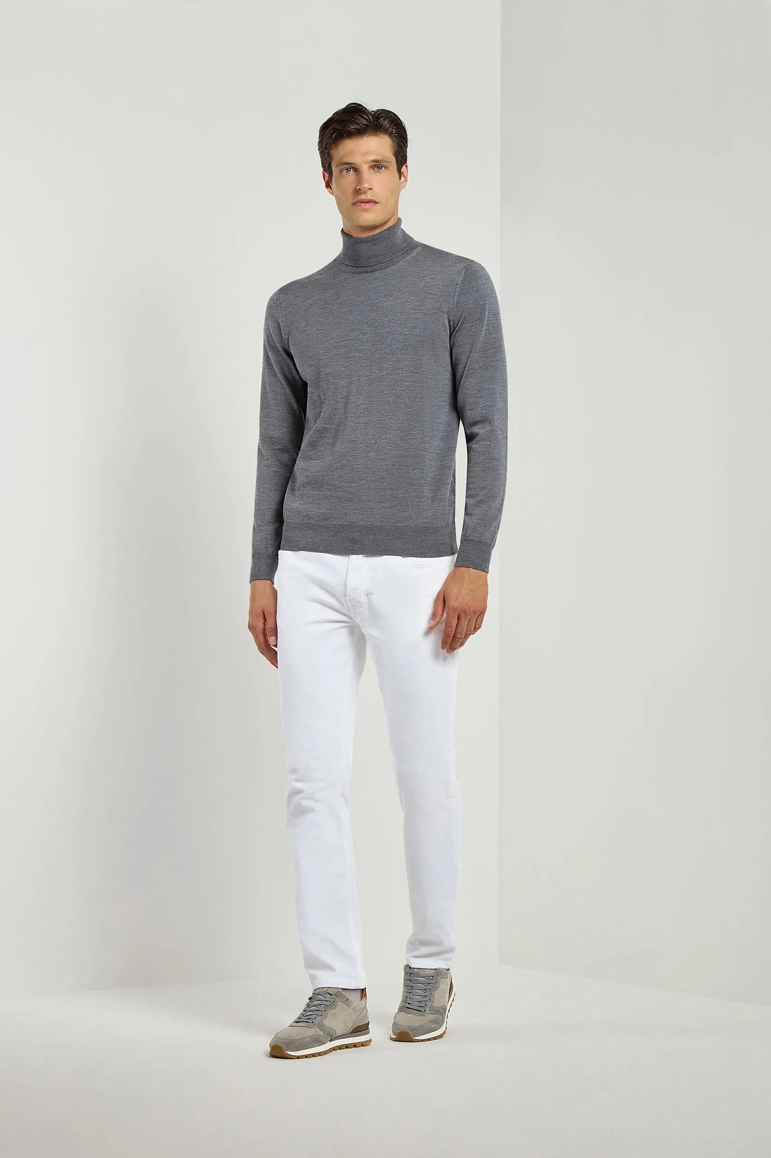 Col roulé anthracite en mérinos – Made in Italy