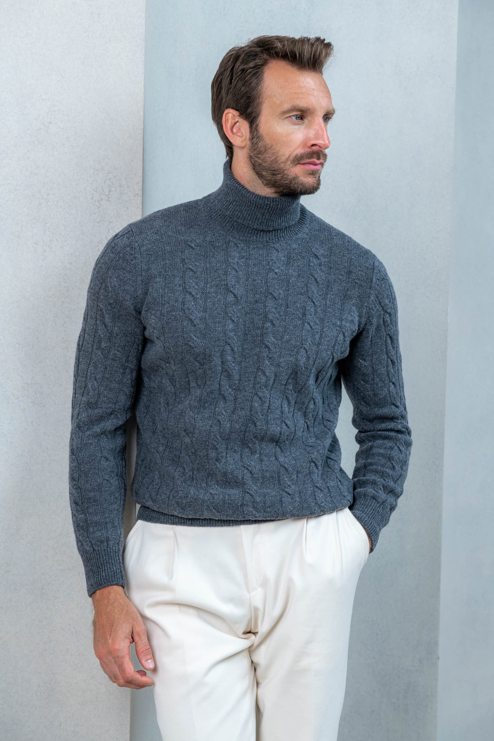 cable turtleneck, wool cashmere grey turtleneck, grey thick turtleneck, anthracite turtleneck, anthracite thick turtleneck, dark grey knit, dark grey turtleneck, dolcevita cable, col roulé en câble, laine cachemire col roulé gris, col roulé épais gris, col roulé anthracite, col roulé épais anthracite, maille gris foncé, col roulé gris foncé, dolcevita grigio lana cashmere, dolcevita grigio spesso, dolcevita antracite, dolcevita antracite spesso, maglia grigio scuro, dolcevita grigio scuro 