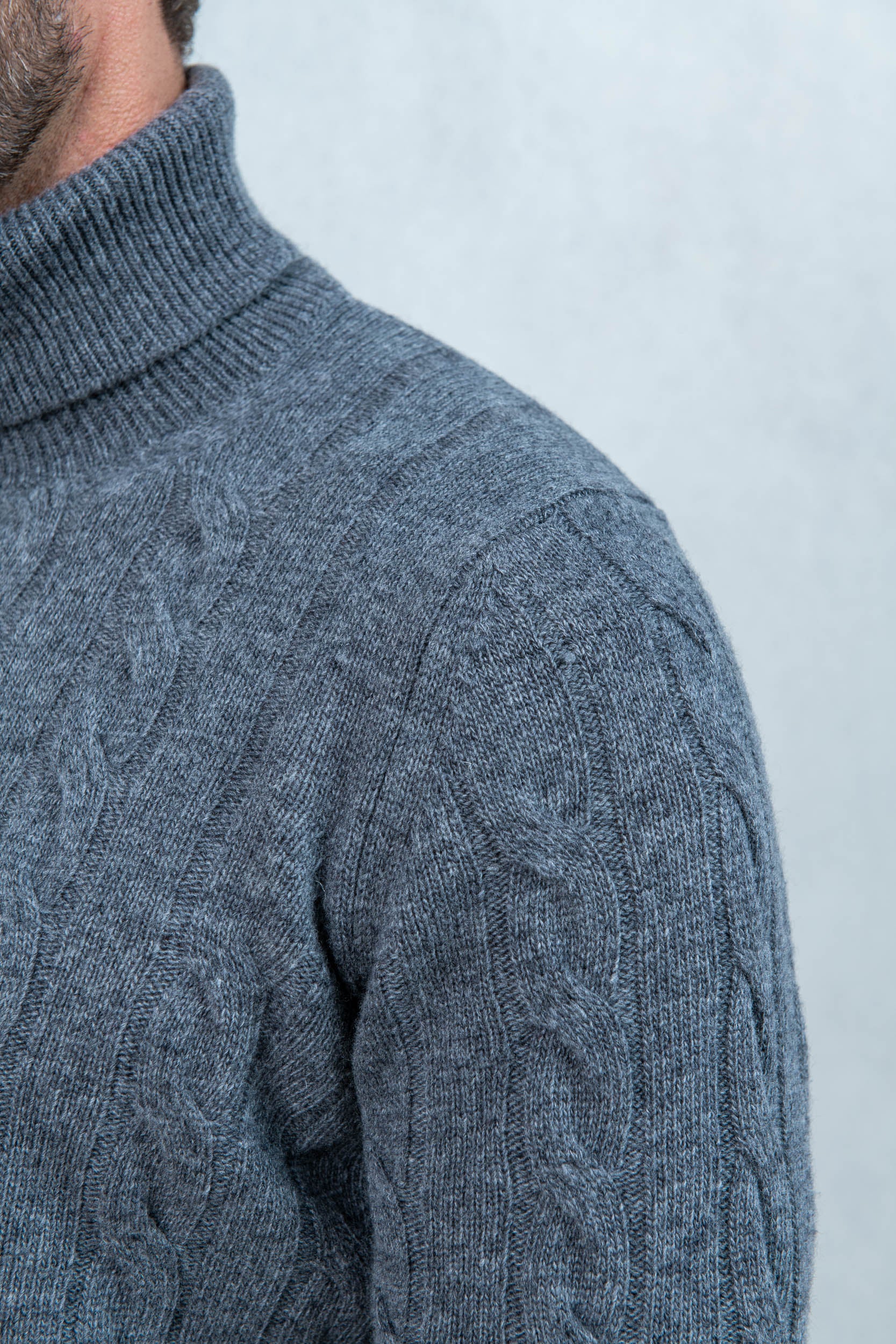 cable turtleneck, wool cashmere grey turtleneck, grey thick turtleneck, anthracite turtleneck, anthracite thick turtleneck, dark grey knit, dark grey turtleneck, dolcevita cable, col roulé en câble, laine cachemire col roulé gris, col roulé épais gris, col roulé anthracite, col roulé épais anthracite, maille gris foncé, col roulé gris foncé, dolcevita grigio lana cashmere, dolcevita grigio spesso, dolcevita antracite, dolcevita antracite spesso, maglia grigio scuro, dolcevita grigio scuro