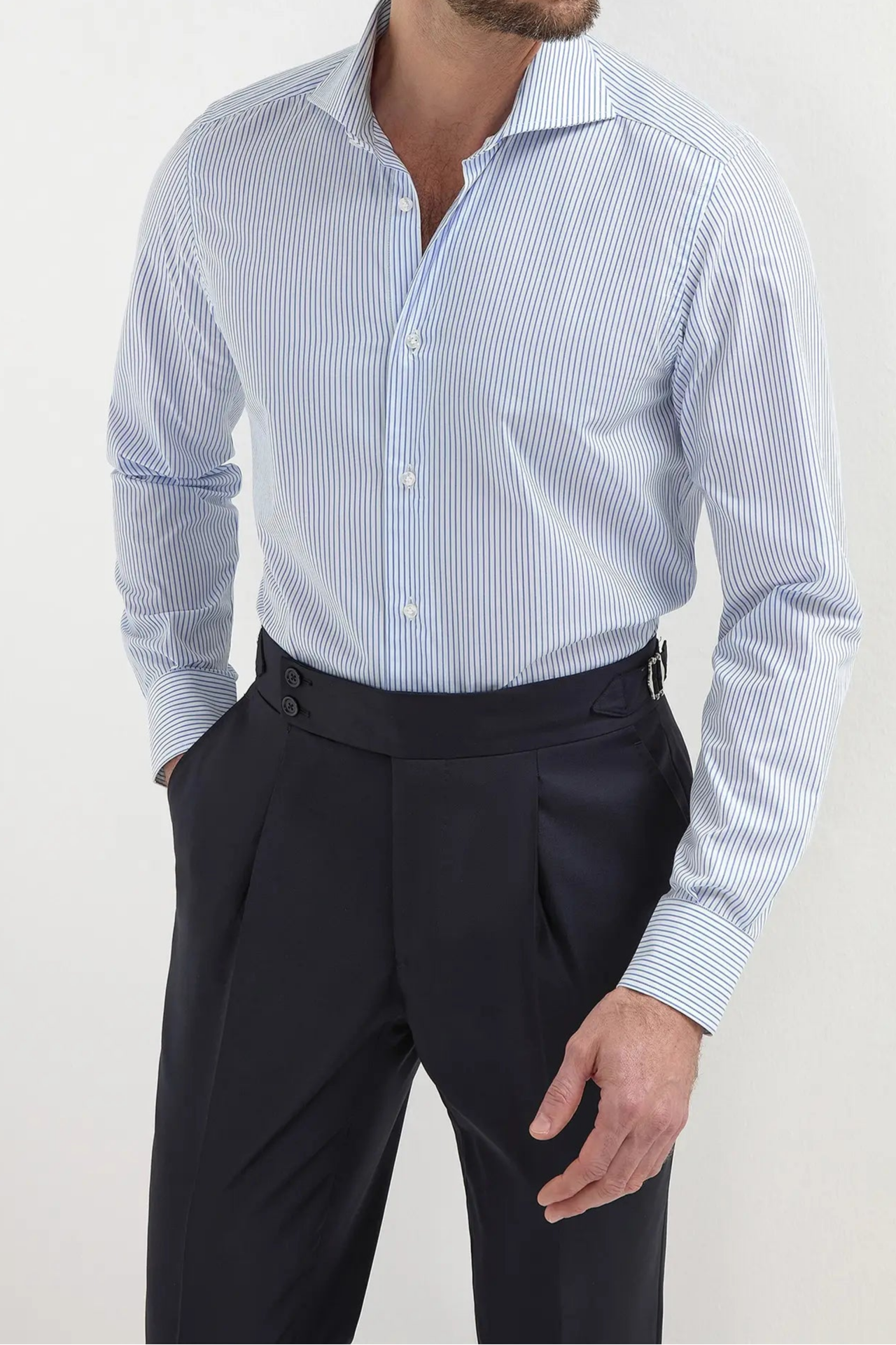 High-end white striped shirt, Italian striped dress shirt, luxury men’s white shirt, premium Italian cotton shirt, elegant men’s formal shirt, handcrafted Italian shirt, classic white striped shirt, Italian designer shirt, men’s luxury striped shirt, chemise blanche rayée de luxe fabriquée en Italie, chemise formelle italienne, chemise élégante en coton italien, camicia bianca a righe di lusso fatta in Italia, camicia elegante in cotone italiano, camicia formale italiana