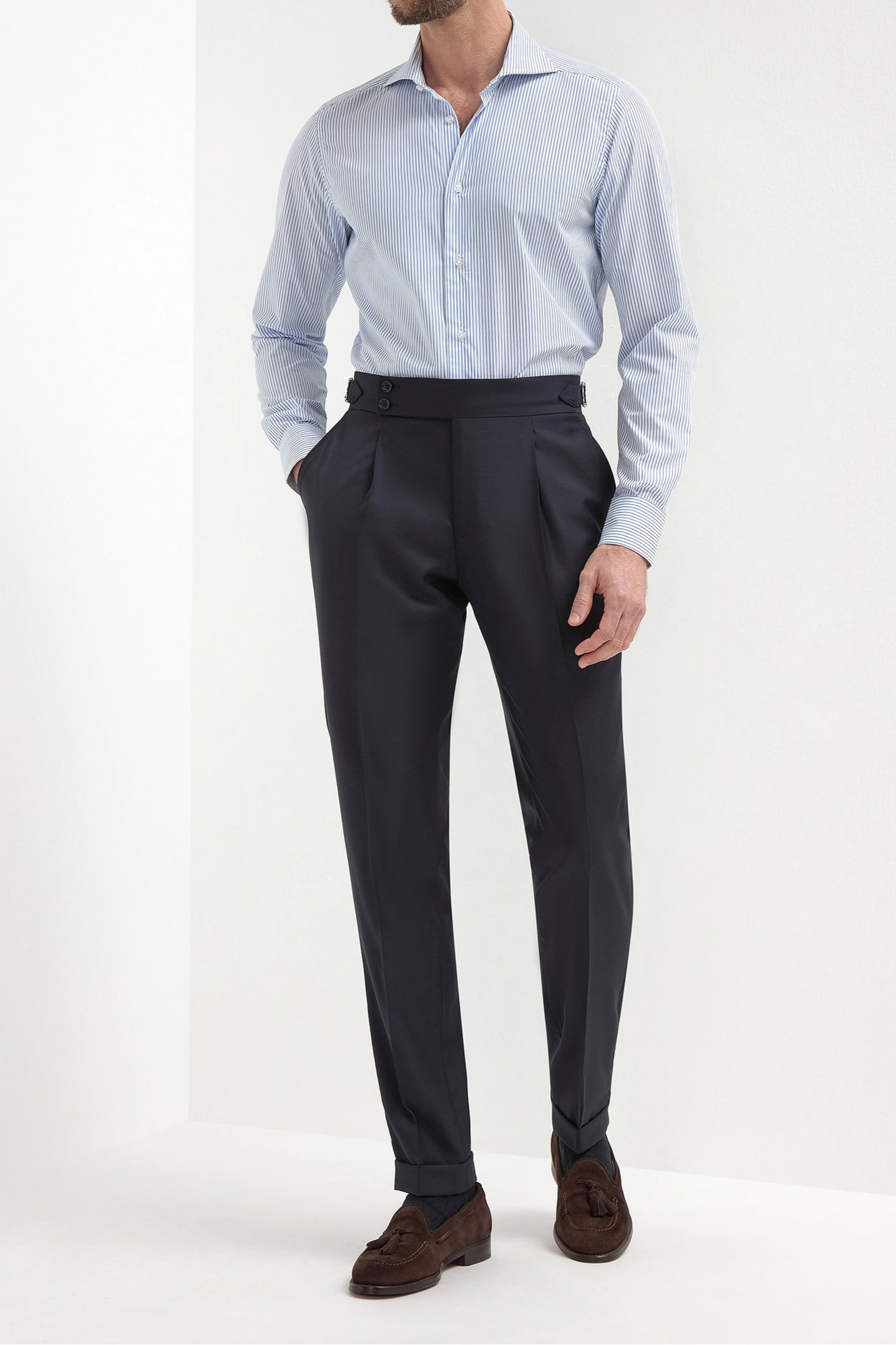 High-end white striped shirt, Italian striped dress shirt, luxury men’s white shirt, premium Italian cotton shirt, elegant men’s formal shirt, handcrafted Italian shirt, classic white striped shirt, Italian designer shirt, men’s luxury striped shirt, chemise blanche rayée de luxe fabriquée en Italie, chemise formelle italienne, chemise élégante en coton italien, camicia bianca a righe di lusso fatta in Italia, camicia elegante in cotone italiano, camicia formale italiana