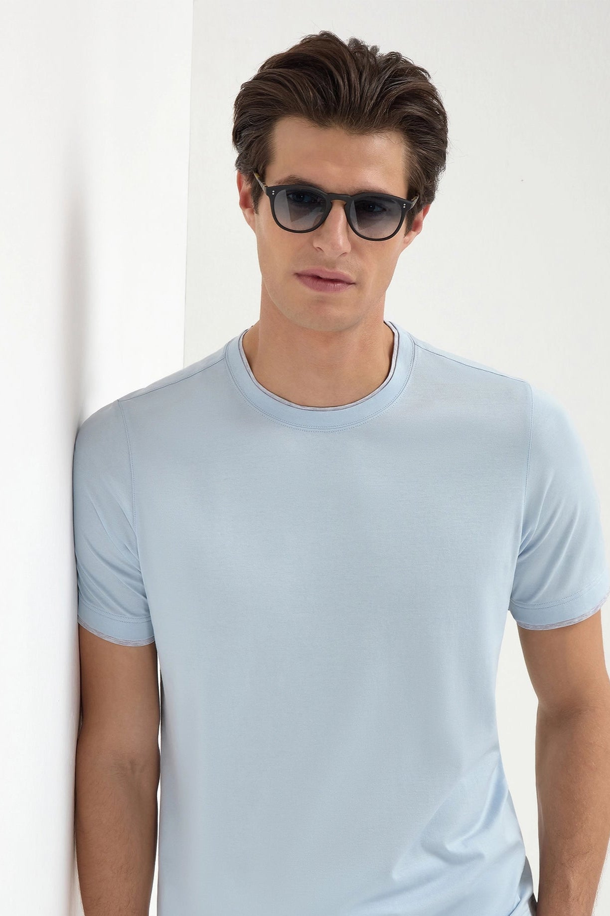Black Capri Sunglasses, men's elegant black sunglasses, refined and timeless design, high-quality lenses, lightweight and comfortable, lunettes Capri noires pour hommes, lunettes de soleil sophistiquées, protection UV et confort optimal, occhiali da sole Capri neri, design raffinato e senza tempo, lenti di alta qualità, accessorio di classe.