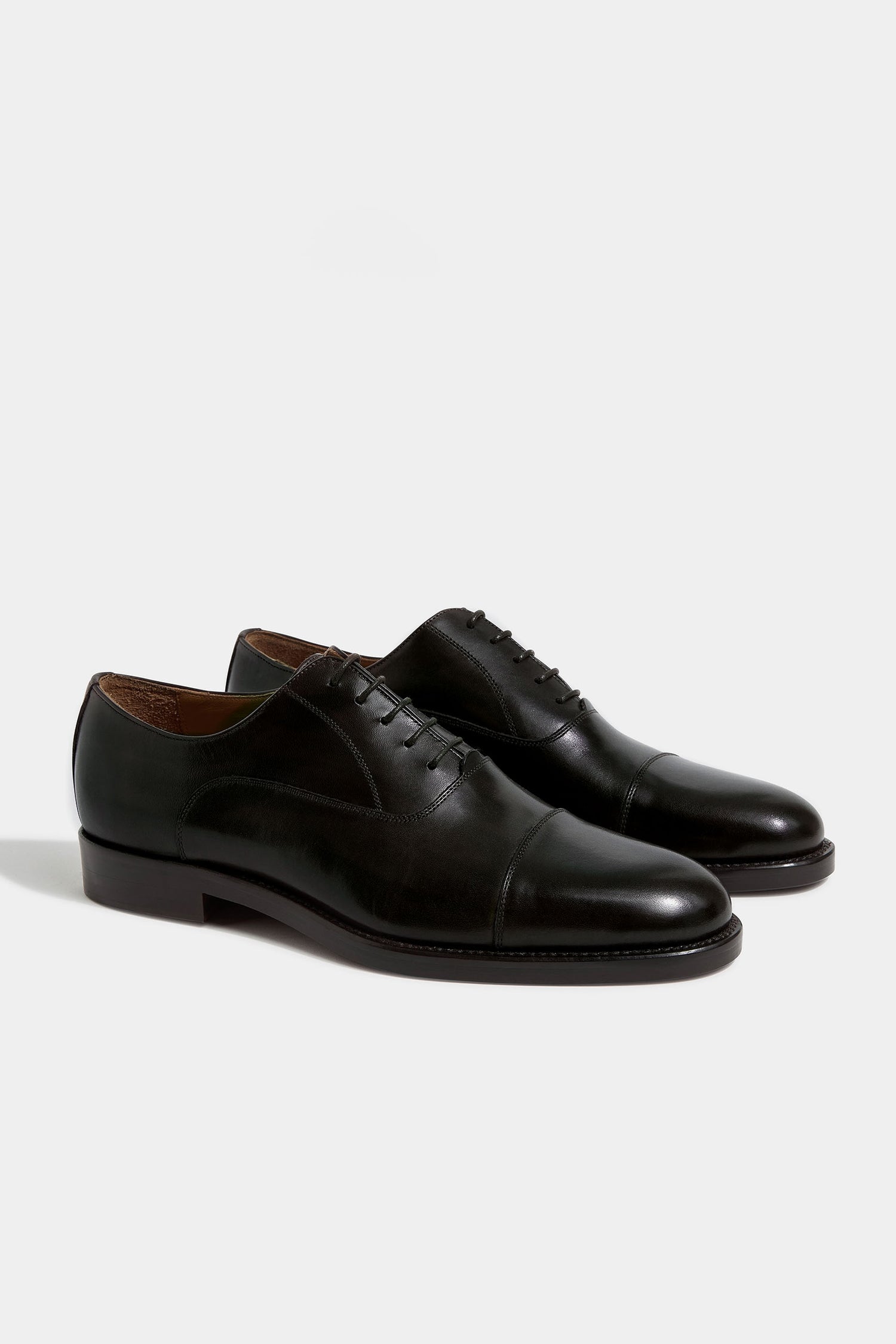 Black Oxford shoes, Italian black Oxfords, handcrafted Italian dress shoes, luxury Oxfords made in Italy, elegant men’s formal shoes, premium Italian leather Oxfords, classic black formal shoes, black Richelieu Oxfords; chaussures Oxford noires, Oxfords noirs italiens, Richelieus noirs, chaussures élégantes en cuir italien, Oxfords de luxe fabriqués en Italie, chaussures formelles pour homme, Oxfords en cuir noir premium; scarpe Oxford nere, Oxfords italiani neri, scarpe eleganti in pelle italiana, Oxfords