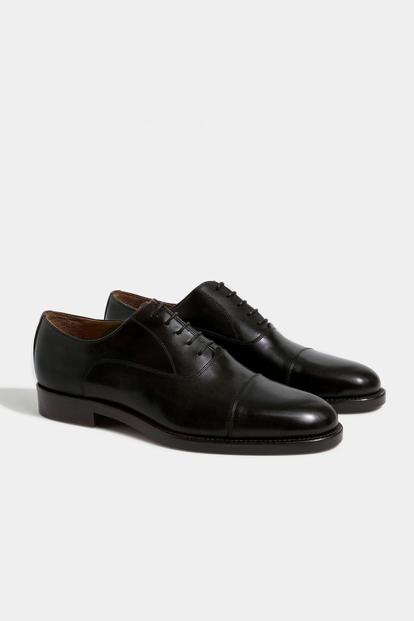Black Oxford shoes, Italian black Oxfords, handcrafted Italian dress shoes, luxury Oxfords made in Italy, elegant men’s formal shoes, premium Italian leather Oxfords, classic black formal shoes, black Richelieu Oxfords; chaussures Oxford noires, Oxfords noirs italiens, Richelieus noirs, chaussures élégantes en cuir italien, Oxfords de luxe fabriqués en Italie, chaussures formelles pour homme, Oxfords en cuir noir premium; scarpe Oxford nere, Oxfords italiani neri, scarpe eleganti in pelle italiana, Oxfords