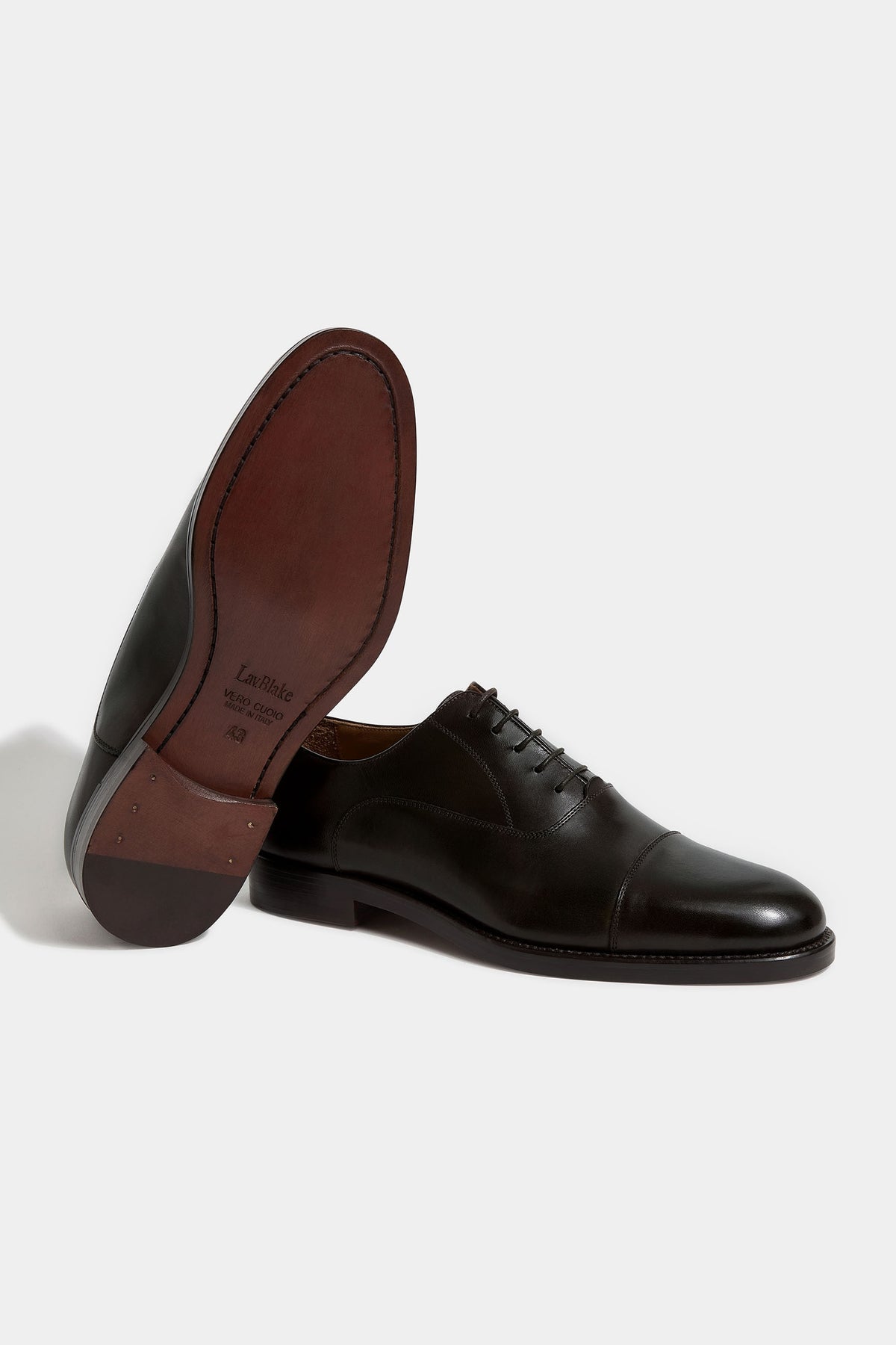 Black Oxford shoes, Italian black Oxfords, handcrafted Italian dress shoes, luxury Oxfords made in Italy, elegant men’s formal shoes, premium Italian leather Oxfords, classic black formal shoes, black Richelieu Oxfords; chaussures Oxford noires, Oxfords noirs italiens, Richelieus noirs, chaussures élégantes en cuir italien, Oxfords de luxe fabriqués en Italie, chaussures formelles pour homme, Oxfords en cuir noir premium; scarpe Oxford nere, Oxfords italiani neri, scarpe eleganti in pelle italiana, Oxfords