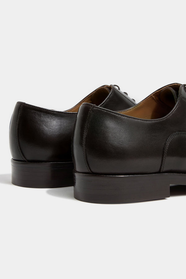 Black Oxford shoes, Italian black Oxfords, handcrafted Italian dress shoes, luxury Oxfords made in Italy, elegant men’s formal shoes, premium Italian leather Oxfords, classic black formal shoes, black Richelieu Oxfords; chaussures Oxford noires, Oxfords noirs italiens, Richelieus noirs, chaussures élégantes en cuir italien, Oxfords de luxe fabriqués en Italie, chaussures formelles pour homme, Oxfords en cuir noir premium; scarpe Oxford nere, Oxfords italiani neri, scarpe eleganti in pelle italiana, Oxfords