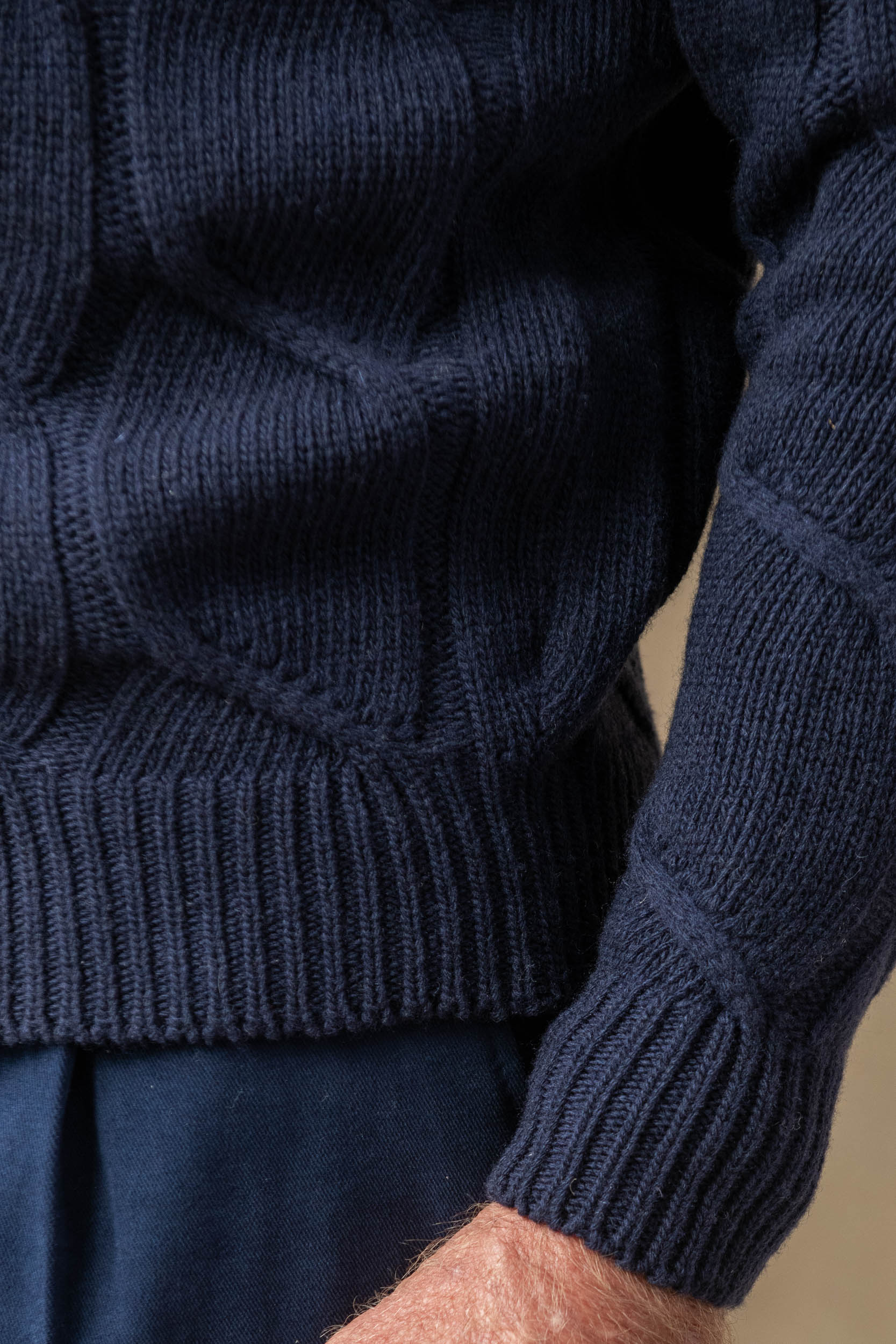  cable turtleneck, wool cashmere turtleneck, blue thick turtleneck, beige turtleneck, blue  thick turtleneck, blue knit, beige turtleneck col roulé en câble, laine cachemire col roulé beige , col roulé épais bleu, col roulé bleu, col roulé épais bleu, maille beige, col roulé beige  dolcevita cable, dolcevita blu lana cashmere, dolcevita spesso, dolcevita, maglia blu, dolcevita blu